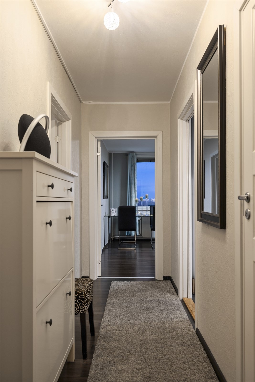 Lys og romslig entré som gir et godt førsteinntrykk av leiligheten. Her har du god plass til oppbevaring av ulike klesartikler. Galleribilde