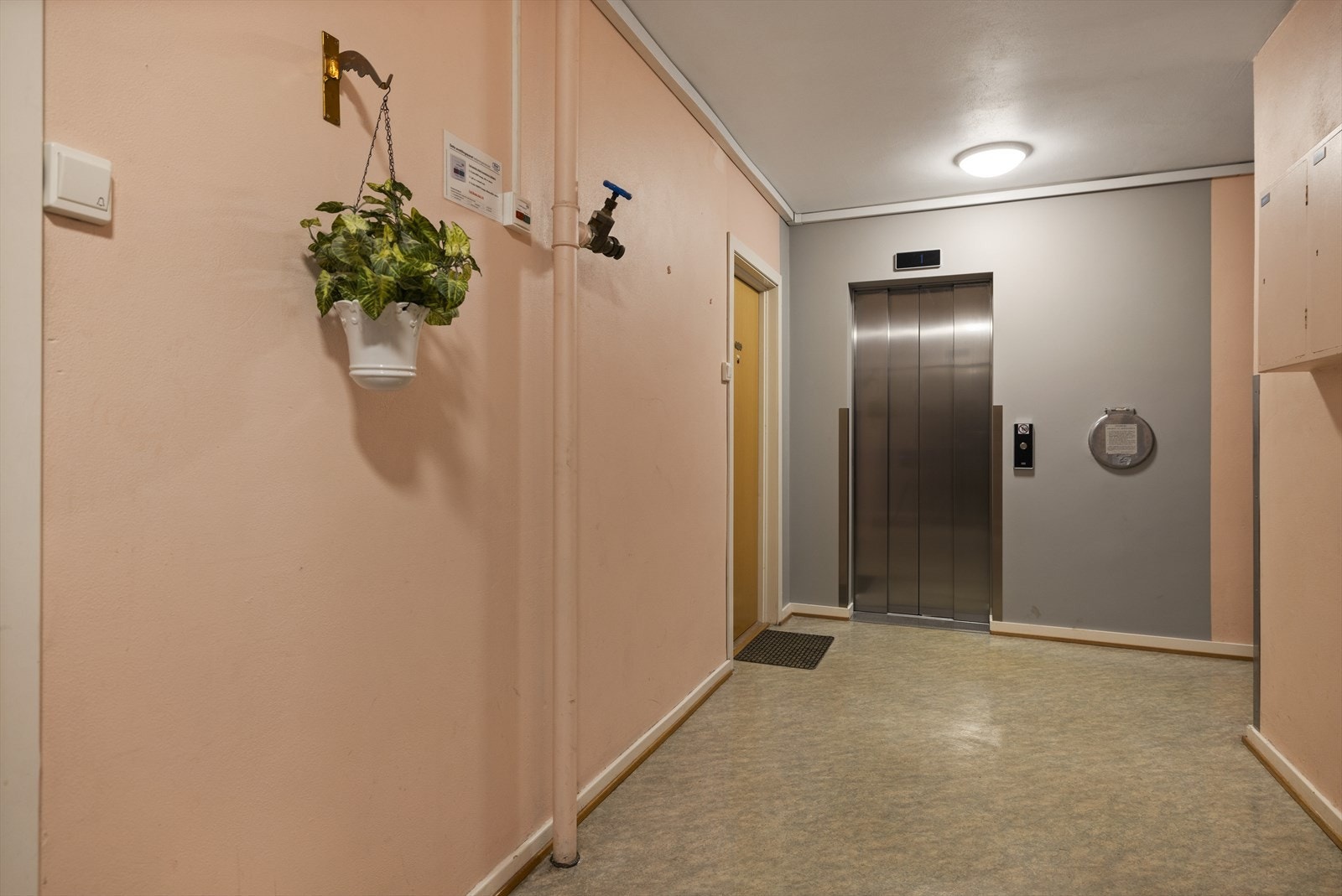 Heisen fører deg direkte til leiligheten og til.boder/fellesvaskeri. Galleribilde