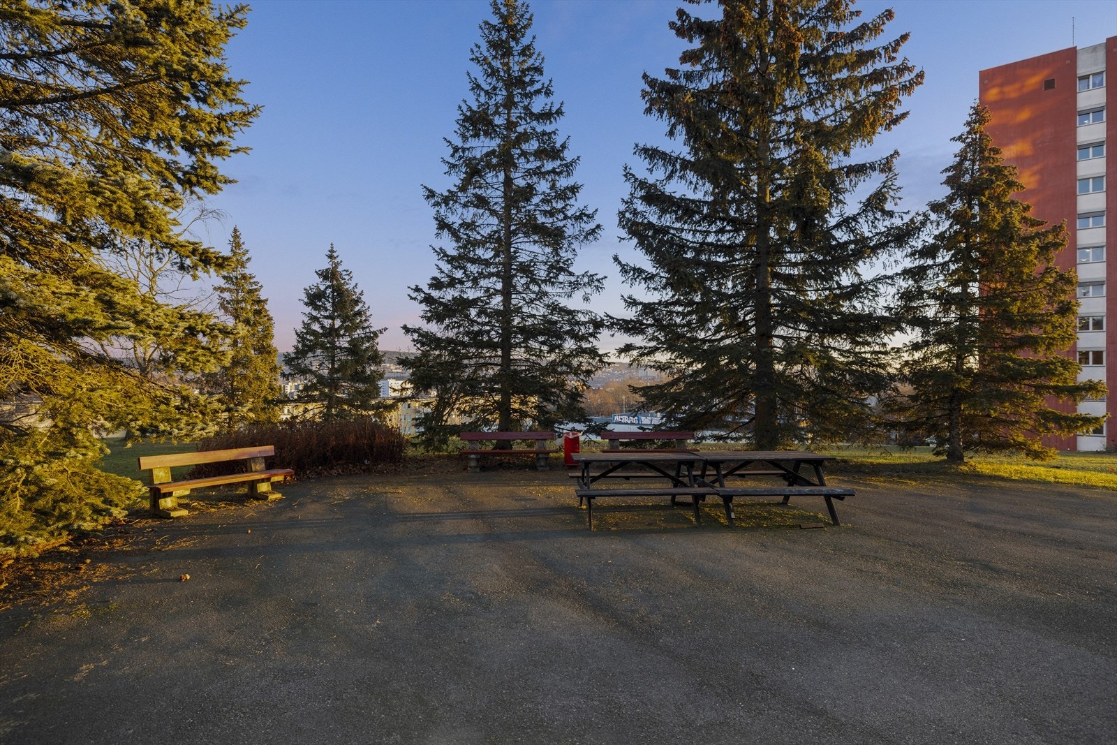 Det er kort vei til Lillomarka, som byr på et variert tilbud av tur- og rekreasjonsmuligheter både sommer og vinter. Grefsenkollen skisenter ligger i utkanten av Lillomarka og tilbyr aktiviteter for både ski og snowboard. Galleribilde