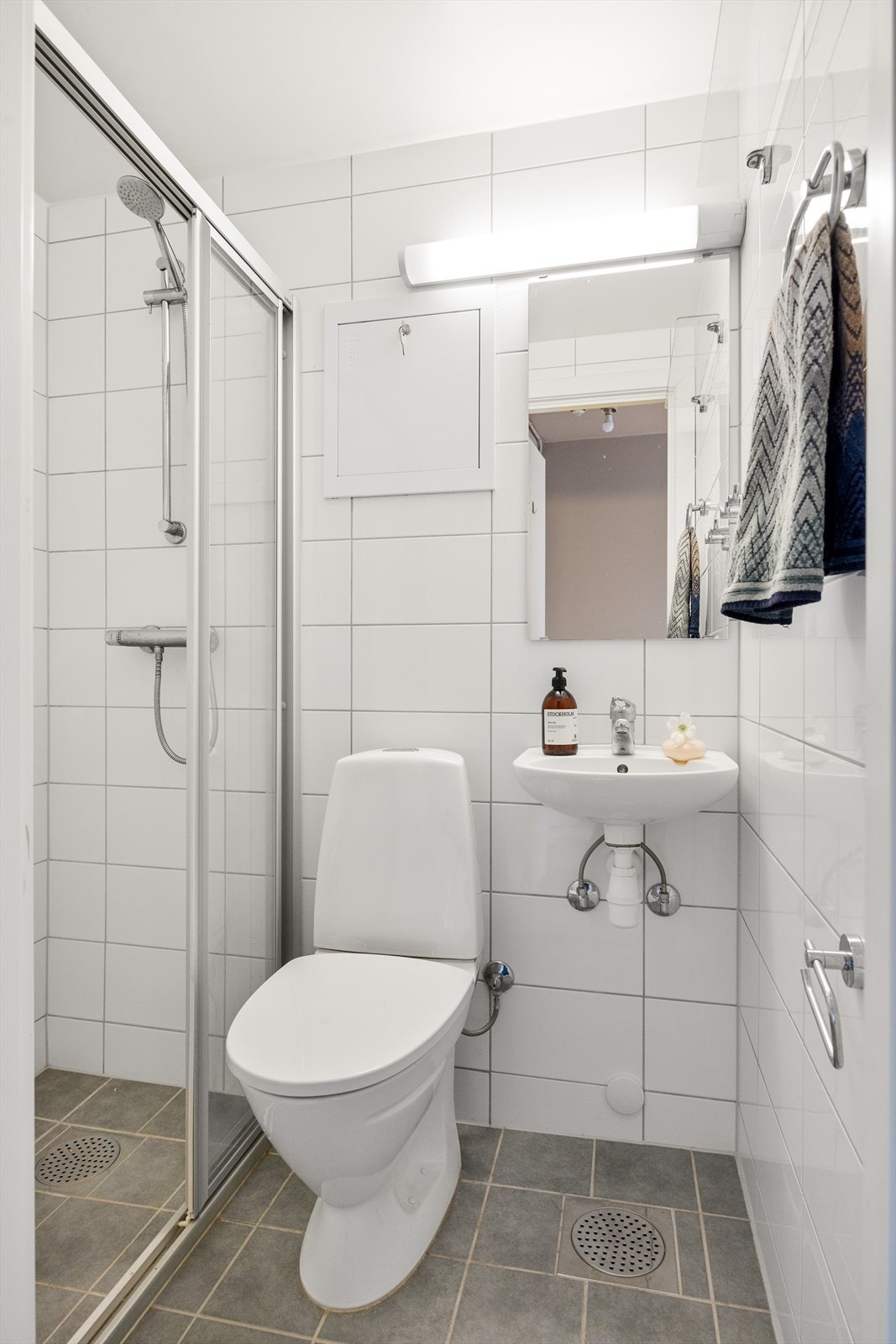 Delikat flislagt baderom fra 2014 med varmekabler i gulvet. Galleribilde