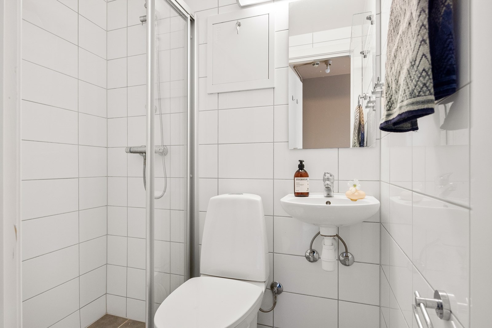 Badet er innredet med WC, dusjplass med vegger og servant med ettgreps blandebatteri. Galleribilde