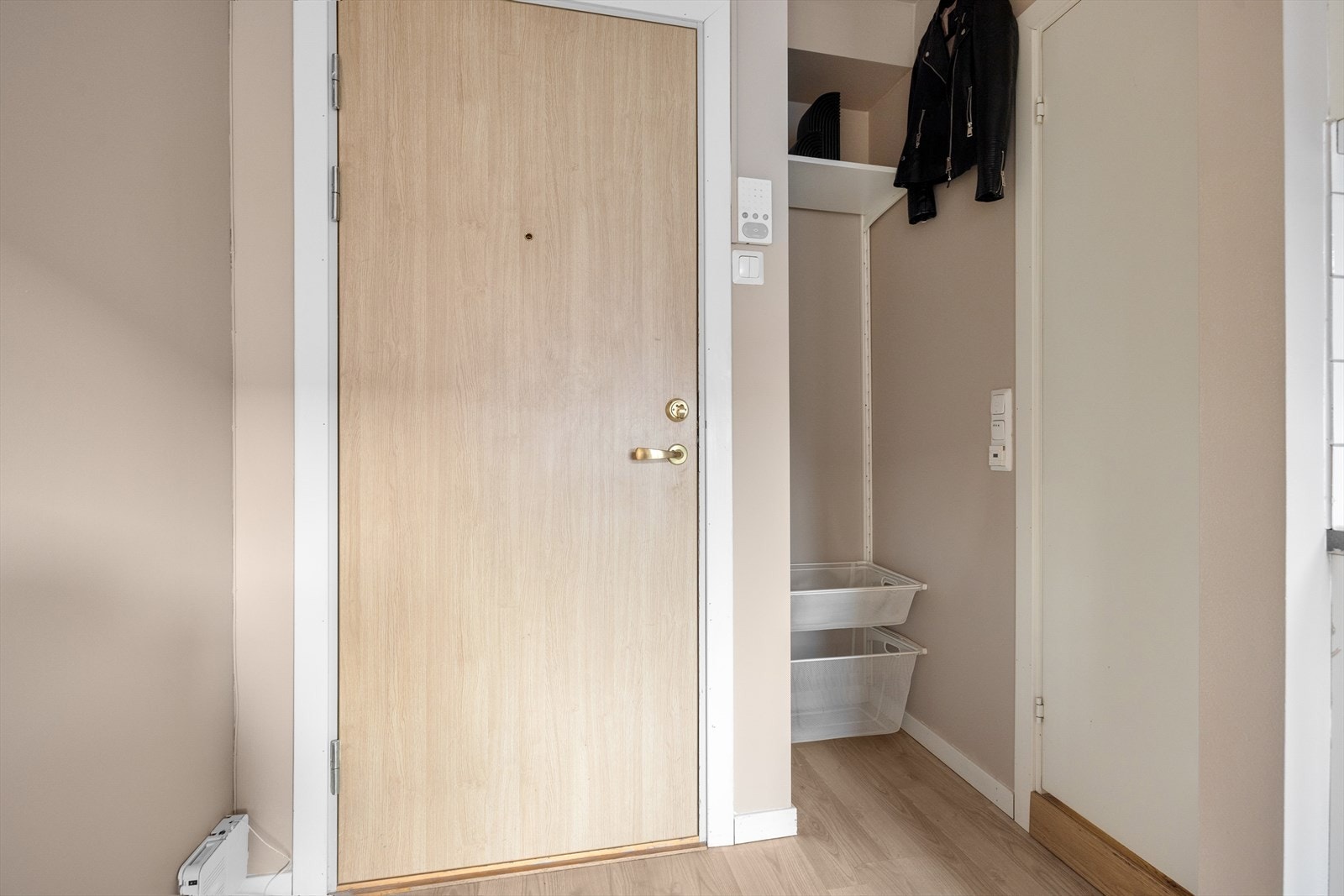 Det er callinganlegg med døråpner. Galleribilde