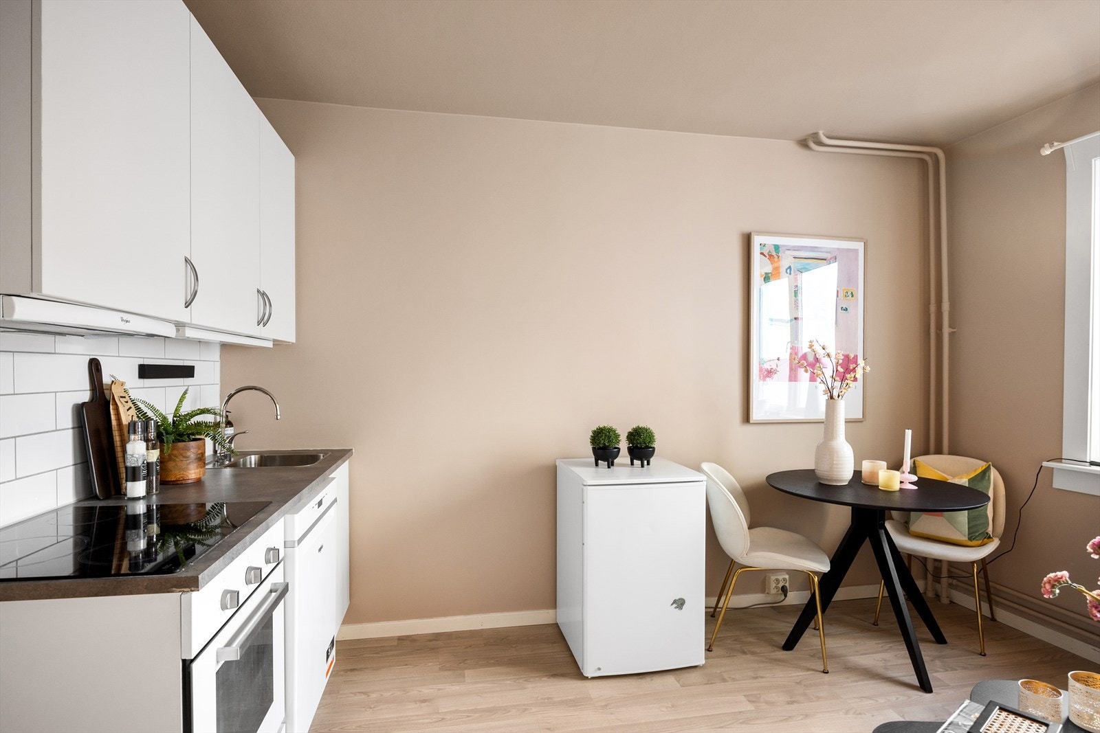 Leiligheten fremstår som innbydende med god standard og moderne preg. Galleribilde