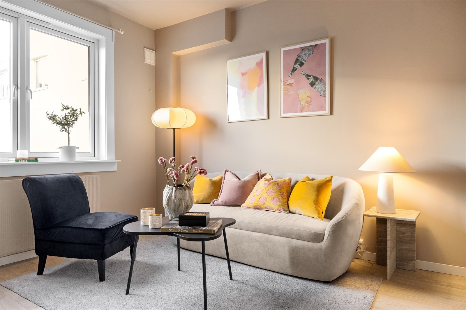 Leiligheten ble malt i delikate og lune farger i 2024. Galleribilde