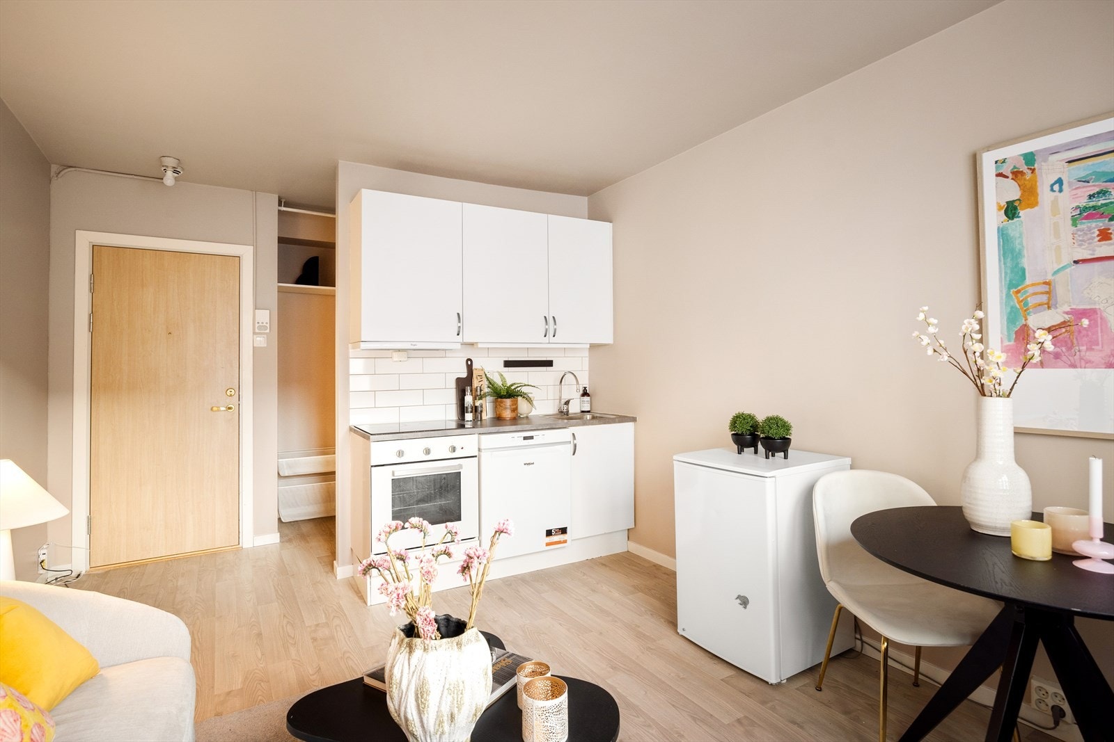 Arealeffektiv stue som gjør det enkelt å møblere med sofa og tv-møblement. Galleribilde