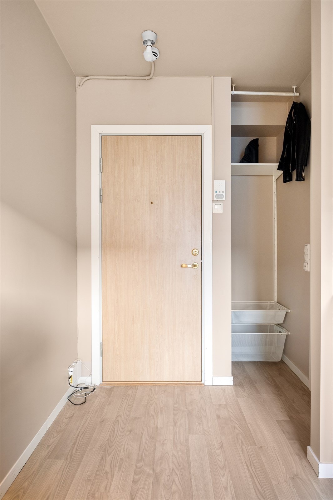 Åpen entré med plass til ytterklær og sko. Galleribilde