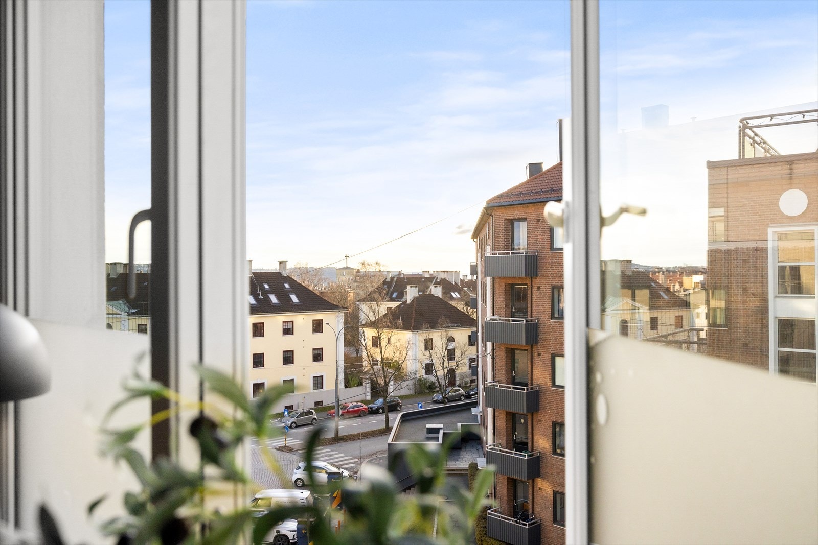 Leiligheten ligger høyt og fritt i byggets 5. etasje med hyggelig utsikt mot nærområdet. Galleribilde