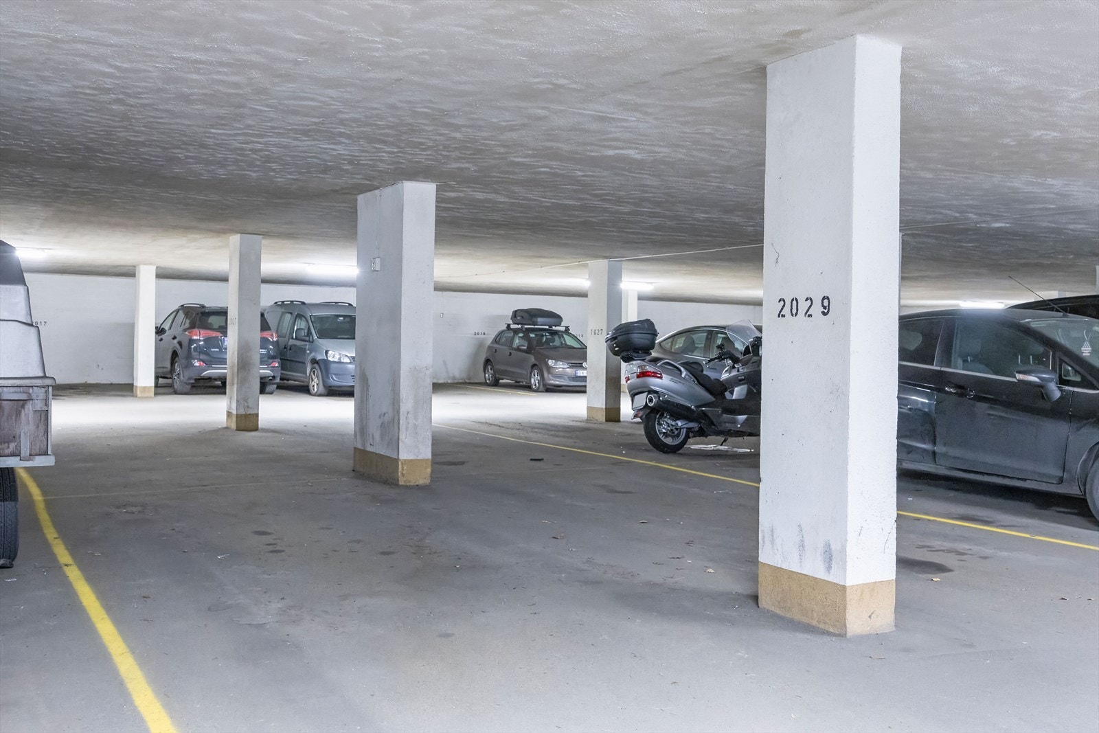 Parkeringsplass i garasjeanlegg Galleribilde