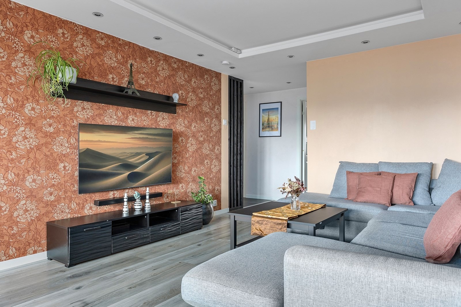Lys stue med rikelig plass til en komfortabel sofagruppe, spisebord og annet ønsket møblement Galleribilde