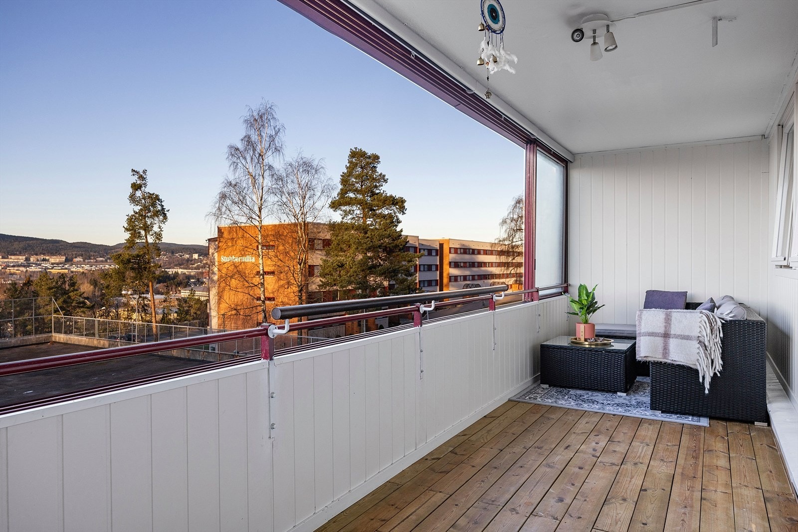 Innglasset balkong som gjør det enkelt å bruk balkogen om vinteren. Galleribilde