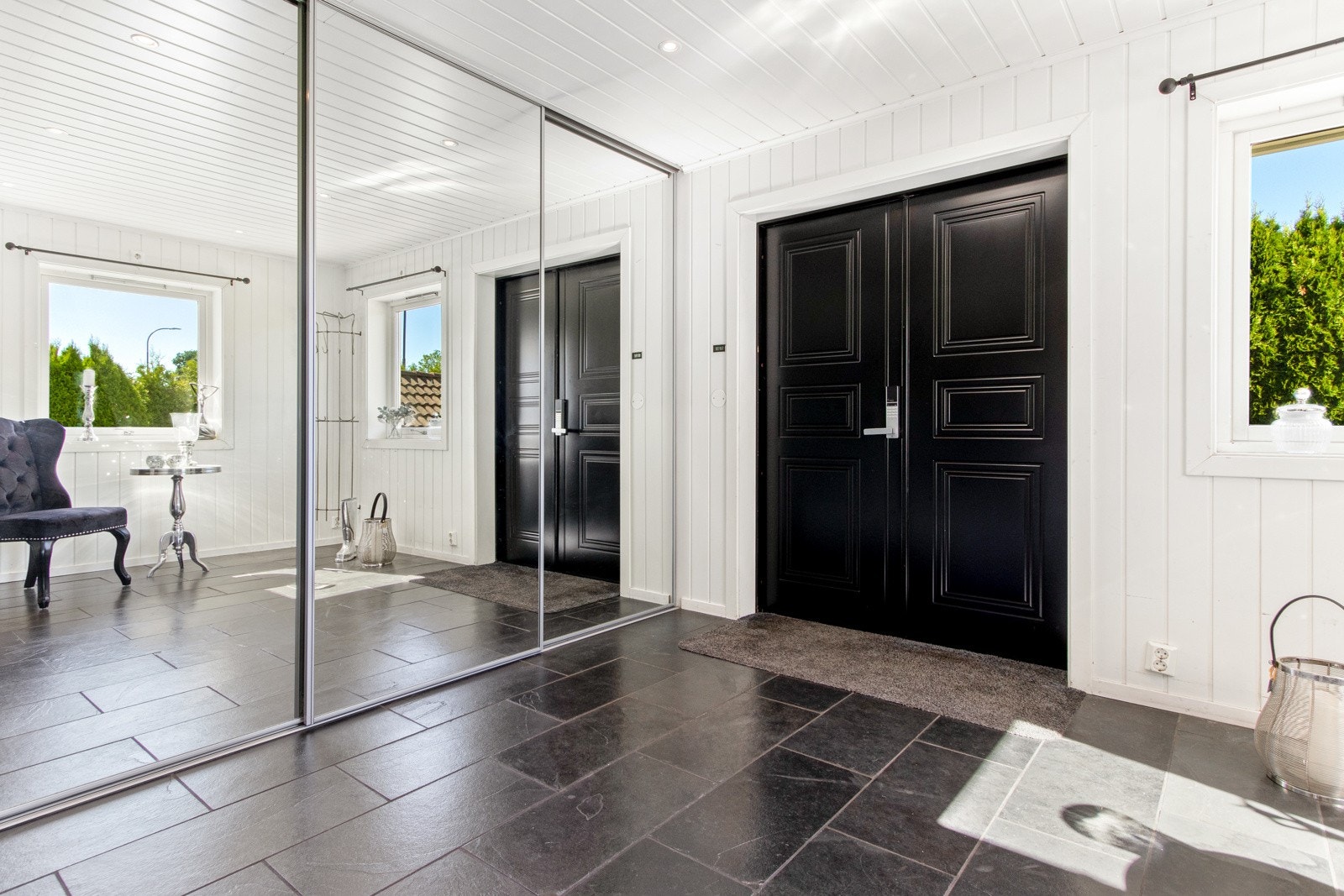 Det er oppbevaring i et integrert skap med skuffer og i en stor, plassbygget skyvedørsgarderobe med speilfronter. Galleribilde