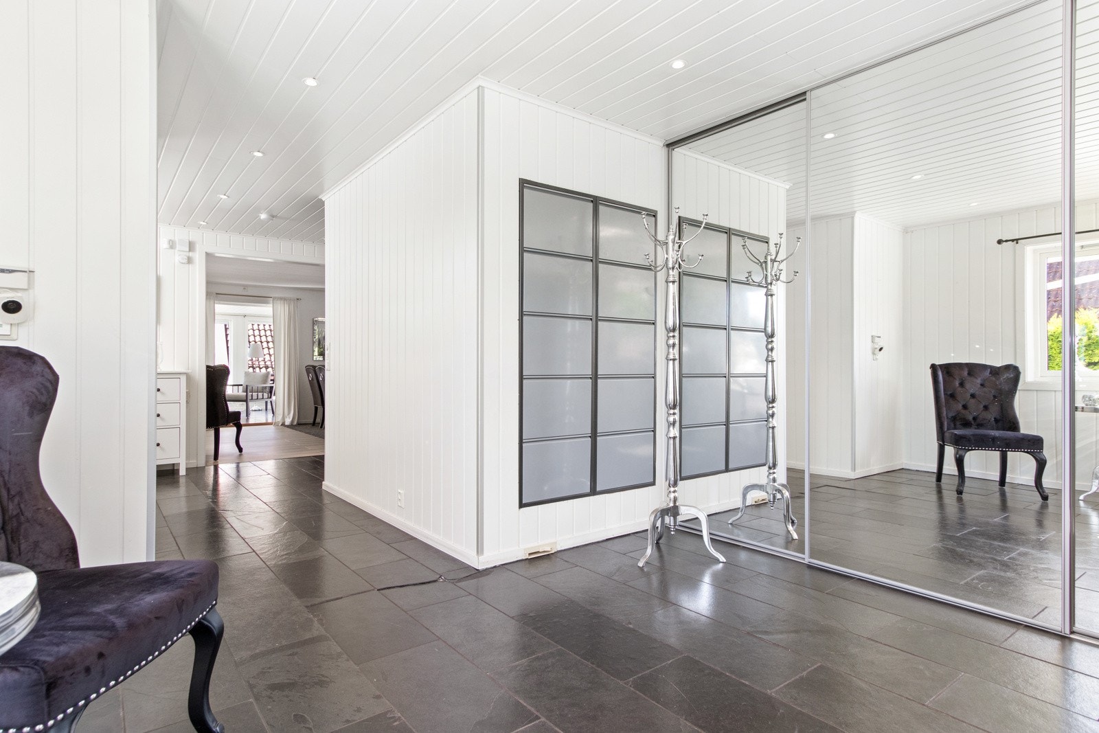 Gangen har støvsuger i list. Galleribilde