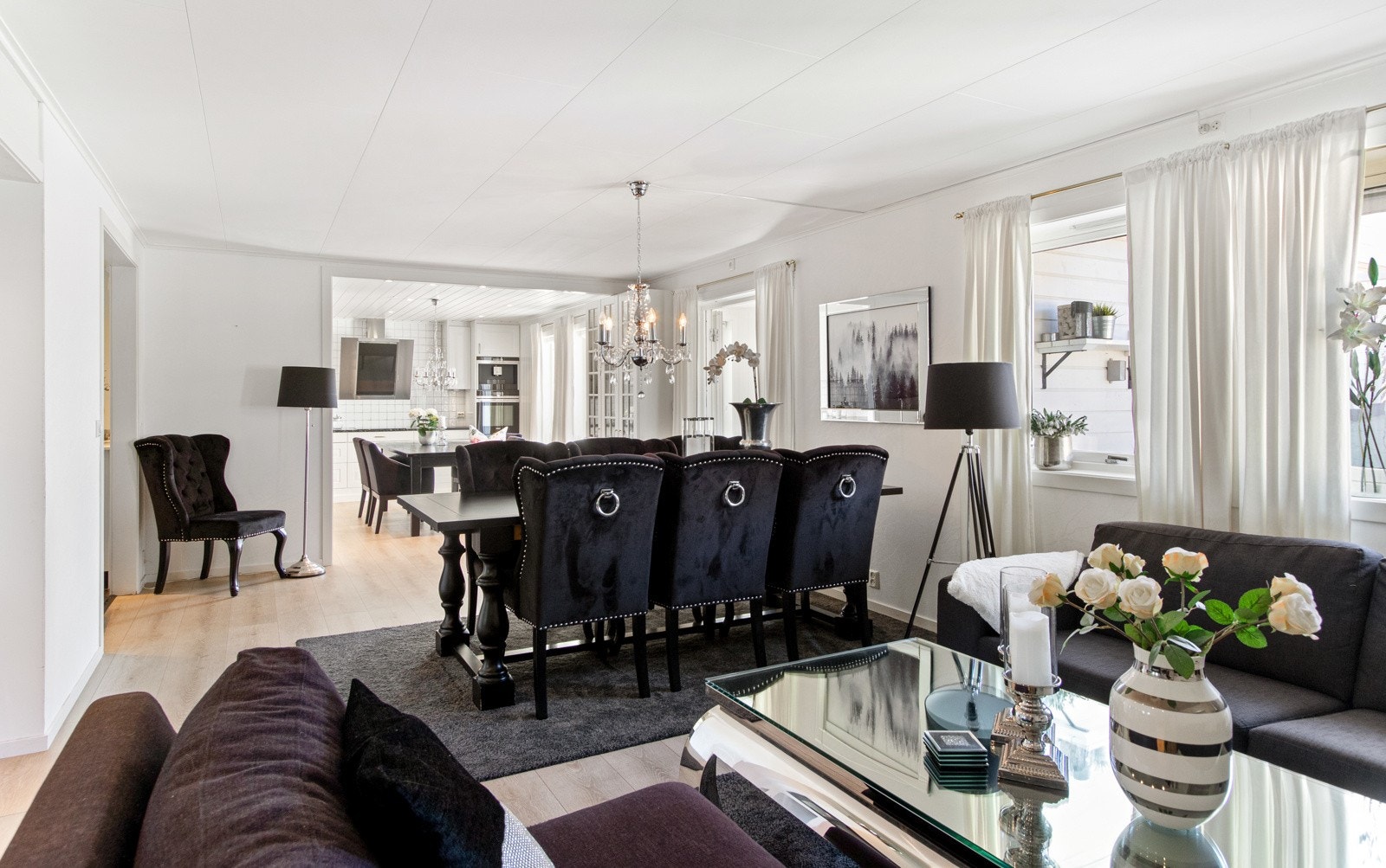 Dagslyset suppleres ypperlig av downlights i deler av himlingen, og 1-stavs laminatgulv fra 2015 kombineres med tapetserte vegger for et delikat uttrykk. Galleribilde