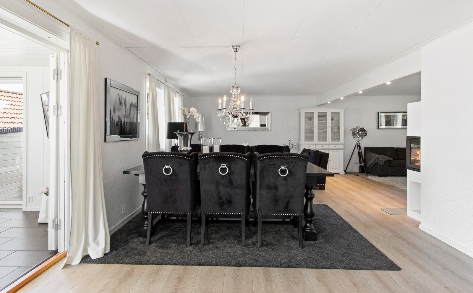 Boligen har to pene, tilstøtende stuer i første etasje, noe som gir ekstra fleksibilitet og god møbleringsfrihet. Galleribilde