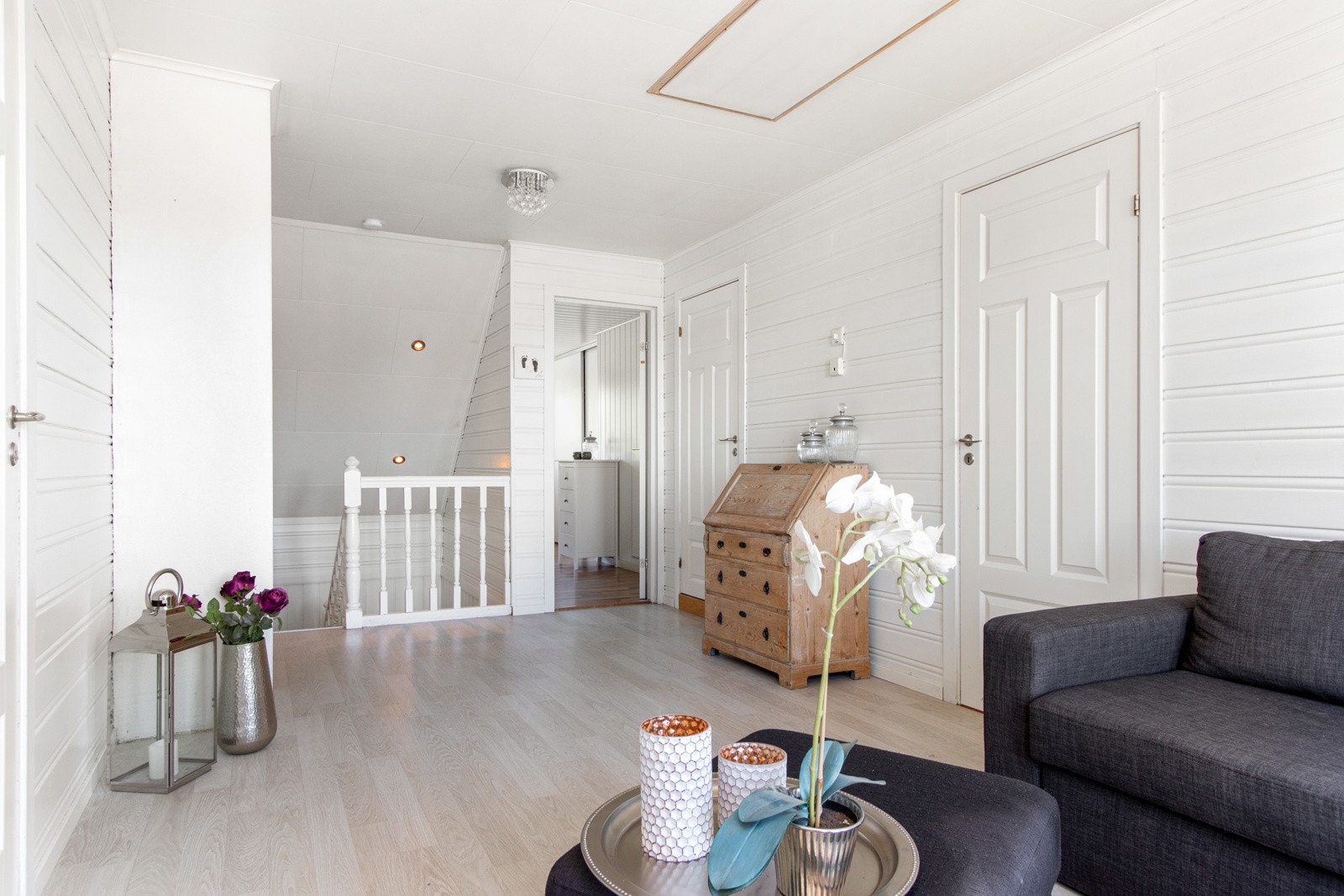 Stuen er innredet med laminatgulv og hvitmalte panelvegger. Galleribilde