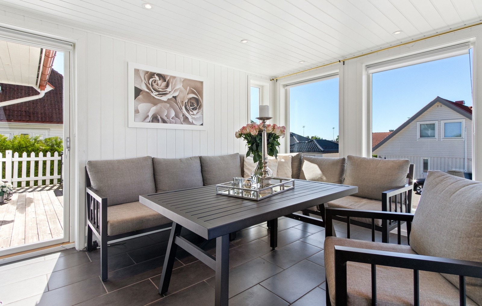 Store vinduer slipper inn rikelig med naturlig lys, og stuen har utgang til to fine terrasser. Galleribilde