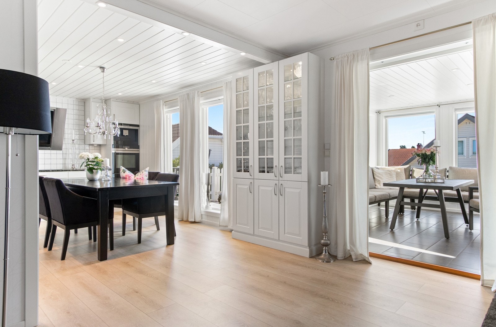 Kjøkkenet ligger i delvis åpen løsning mot hovedstuen. Galleribilde