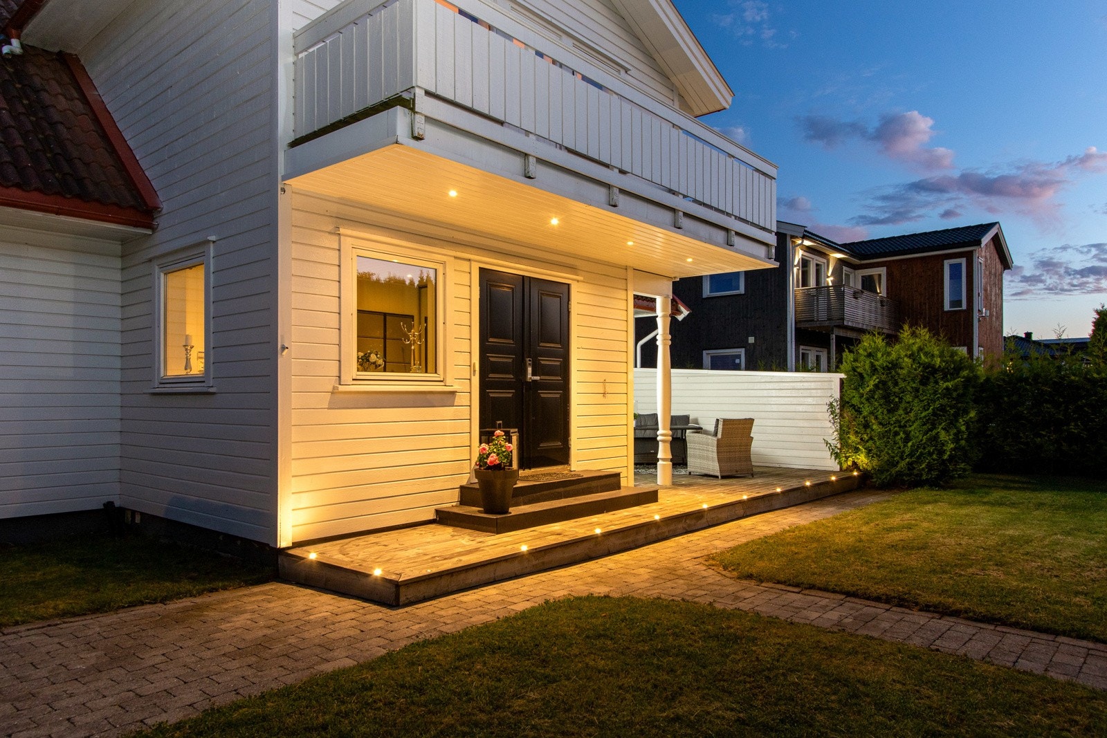 Her er det downlights, ringeklokke og en tofløyet ytterdør i sort utførelse. Galleribilde