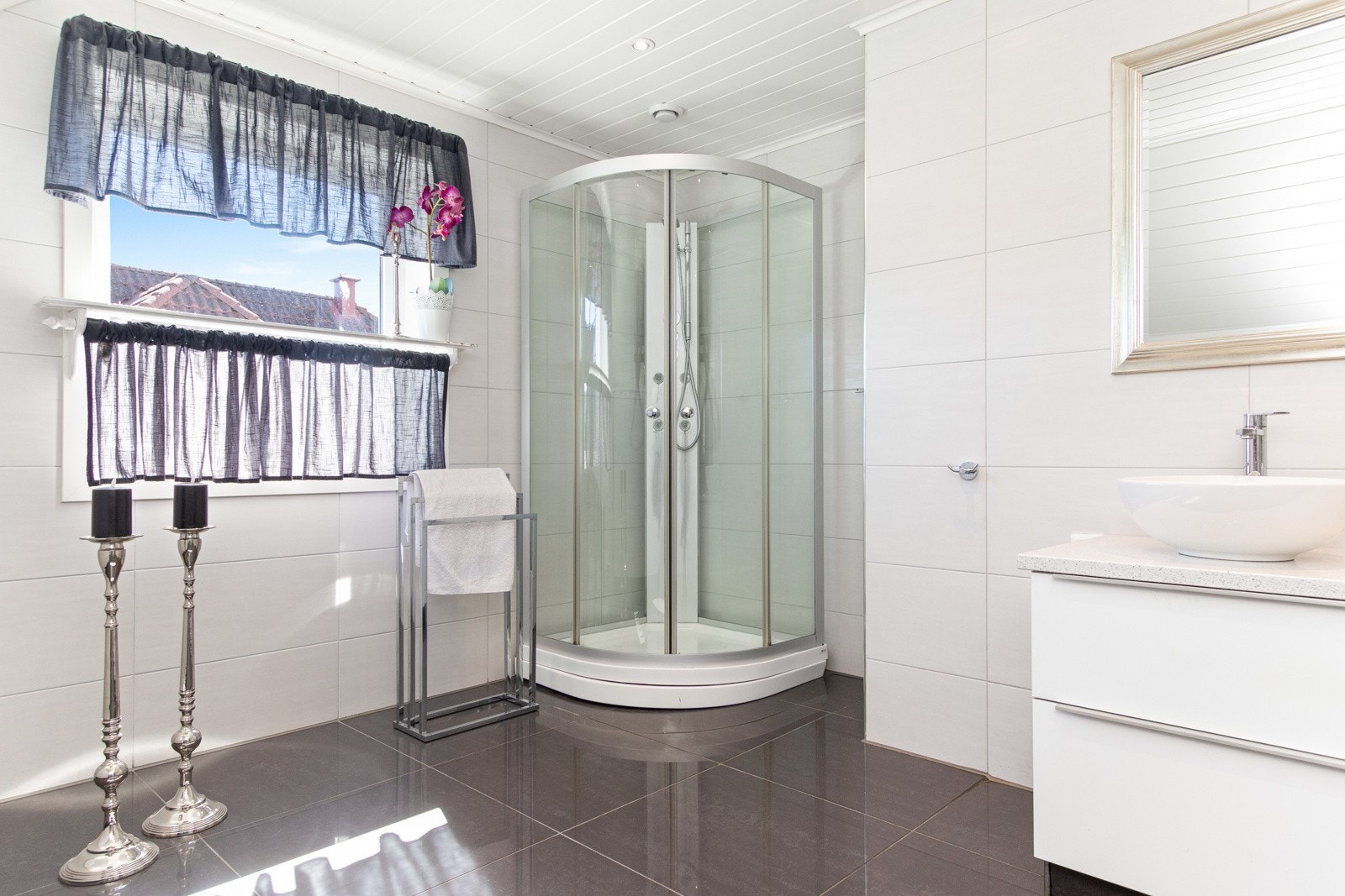 Badet har dusjkabinett og vegghengt toalett. Galleribilde