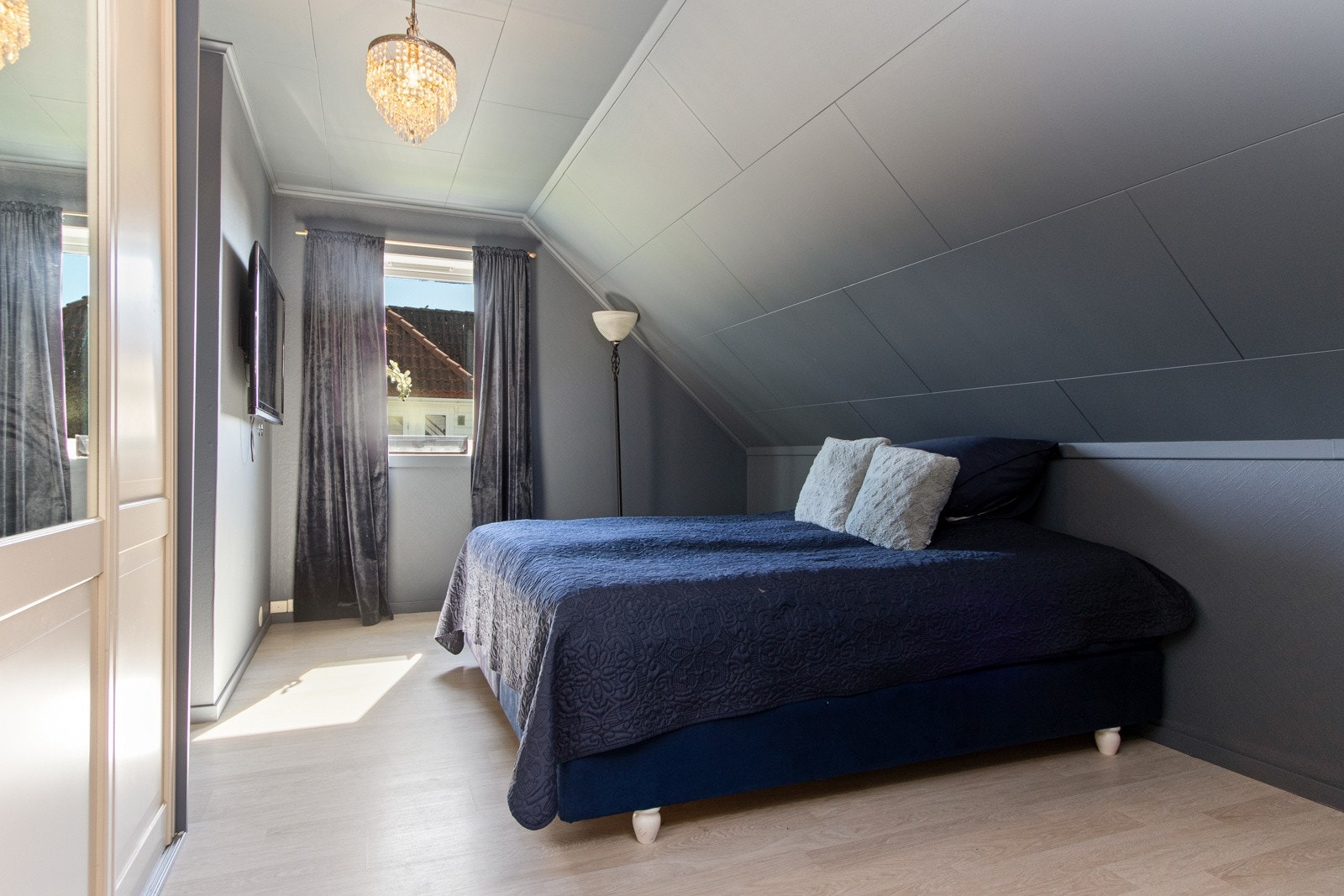 Tak og vegger er holdt i blå, lilla og grønt på de øvrige soverommene, noe som bidrar til en lun og avslappende atmosfære. Galleribilde