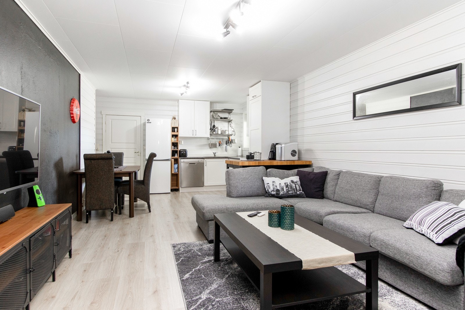 Leiligheten inneholder entré, stue/kjøkken, bad/vaskerom, soverom og to boder. Galleribilde