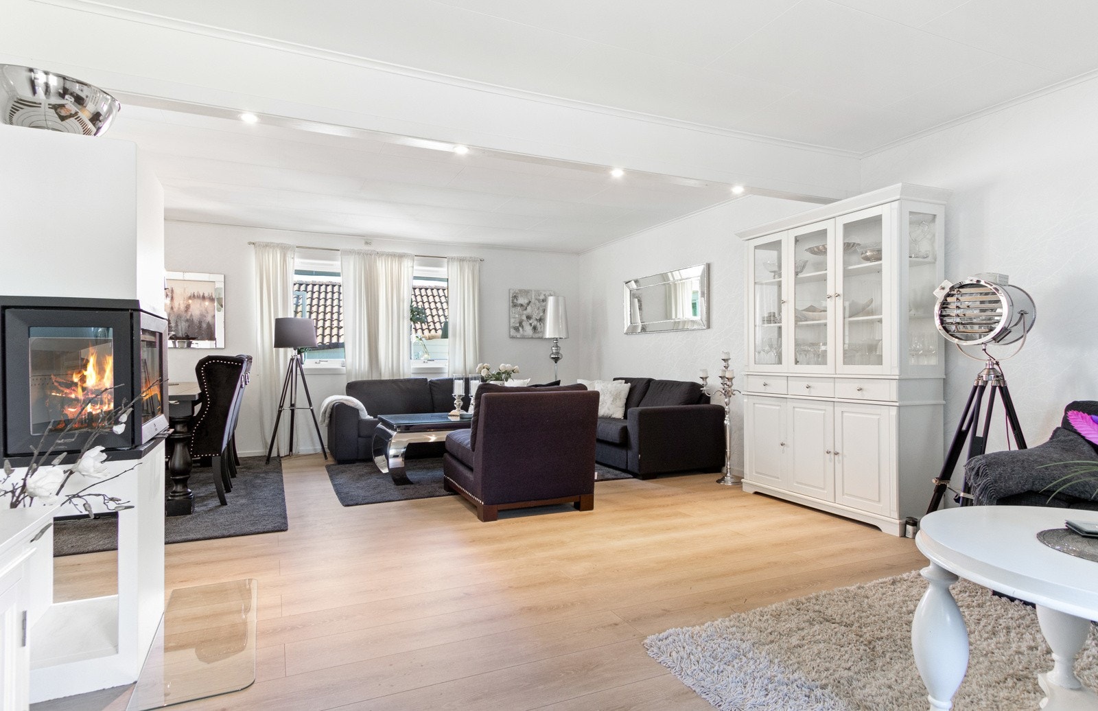 Atmosfæren er lun og god, med både ny varmepumpe og en moderne peisovn montert samme år som gulvet. Galleribilde