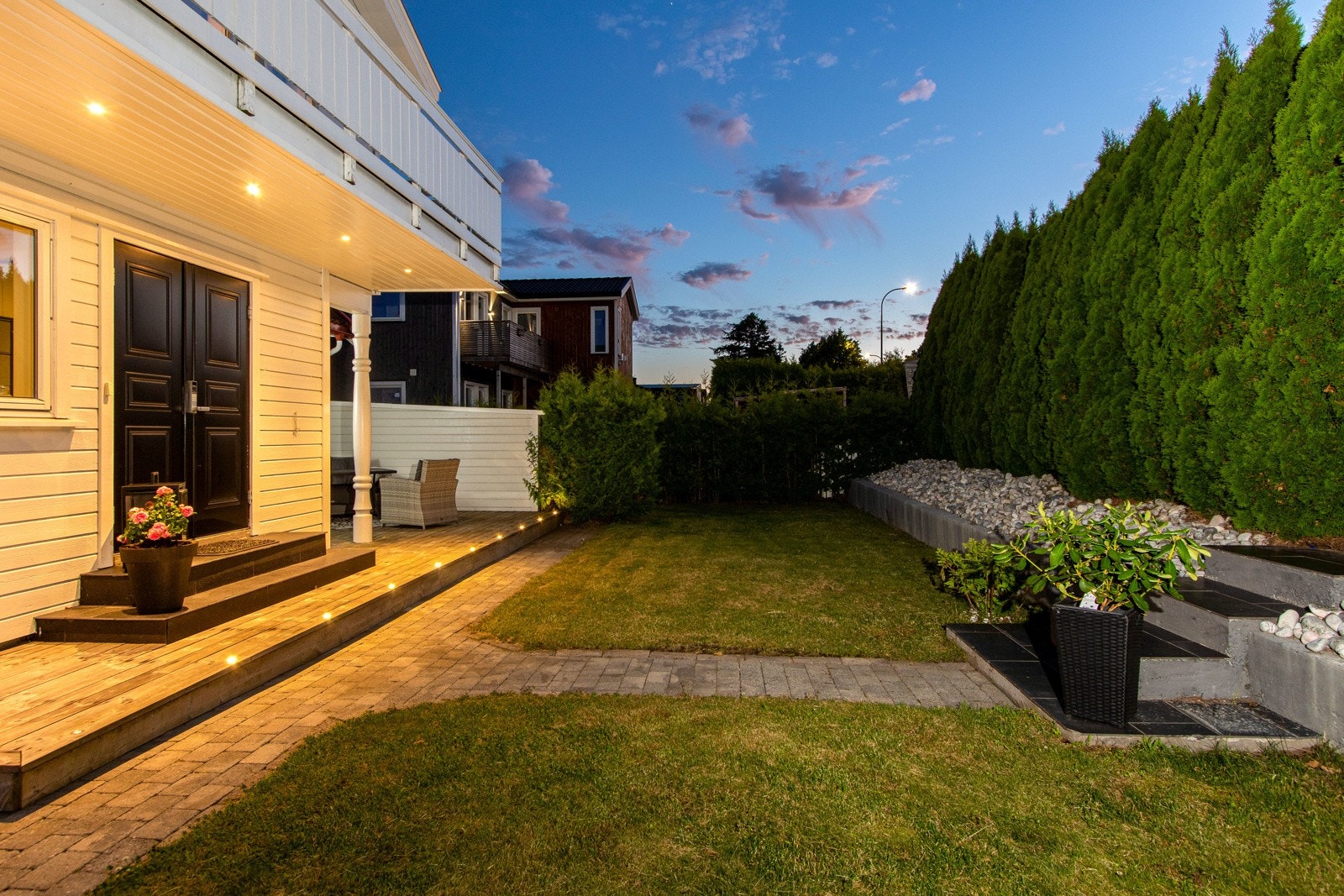 Et flott, overbygd inngangsparti ønsker velkommen og gir et godt førsteinntrykk av boligen. Galleribilde