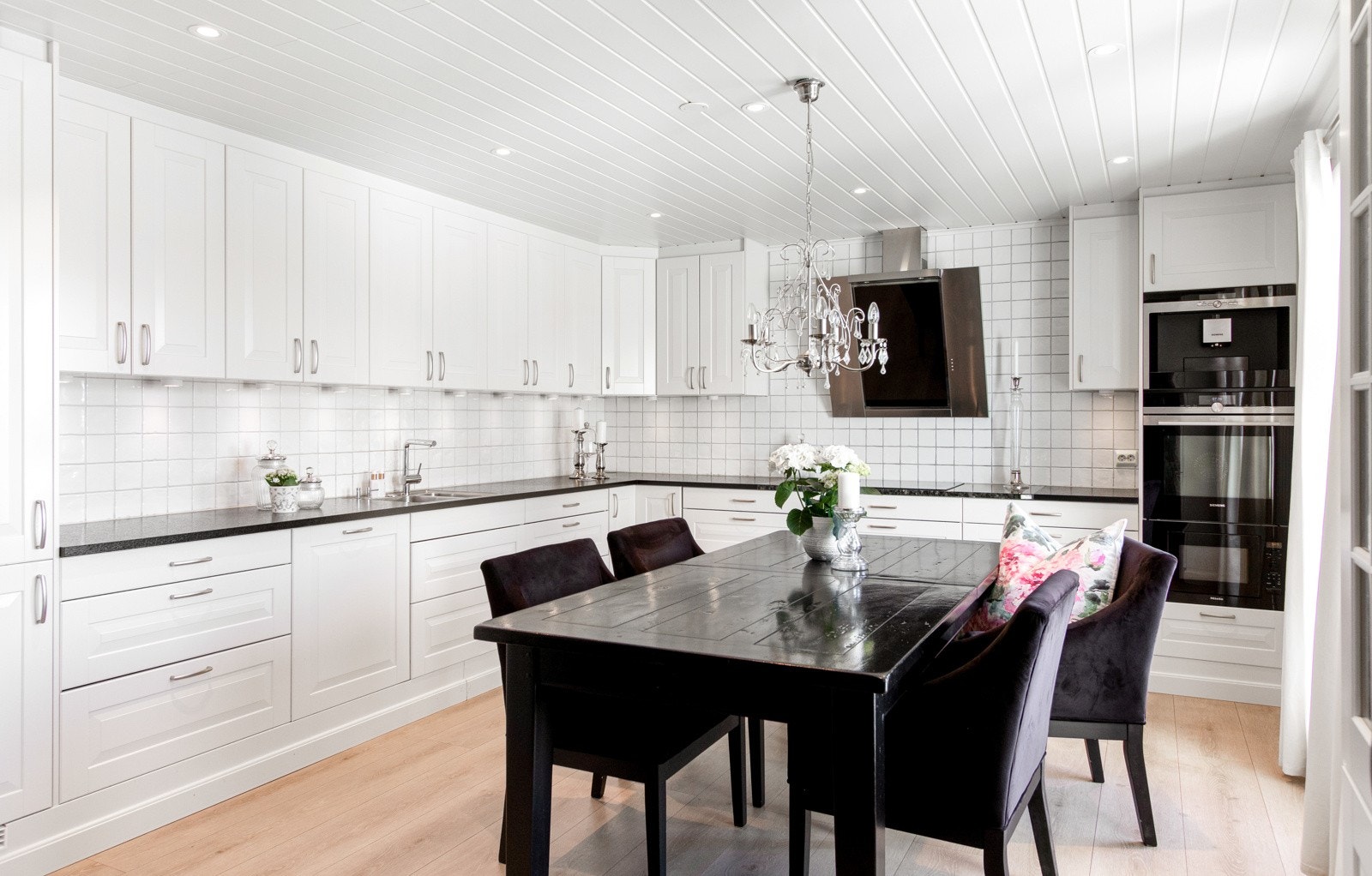 Innredningen fra 2011 har hvite, profilerte fronter, dobbel oppvaskkum, benkeplate av laminat og steinplate ved kokesone. Galleribilde