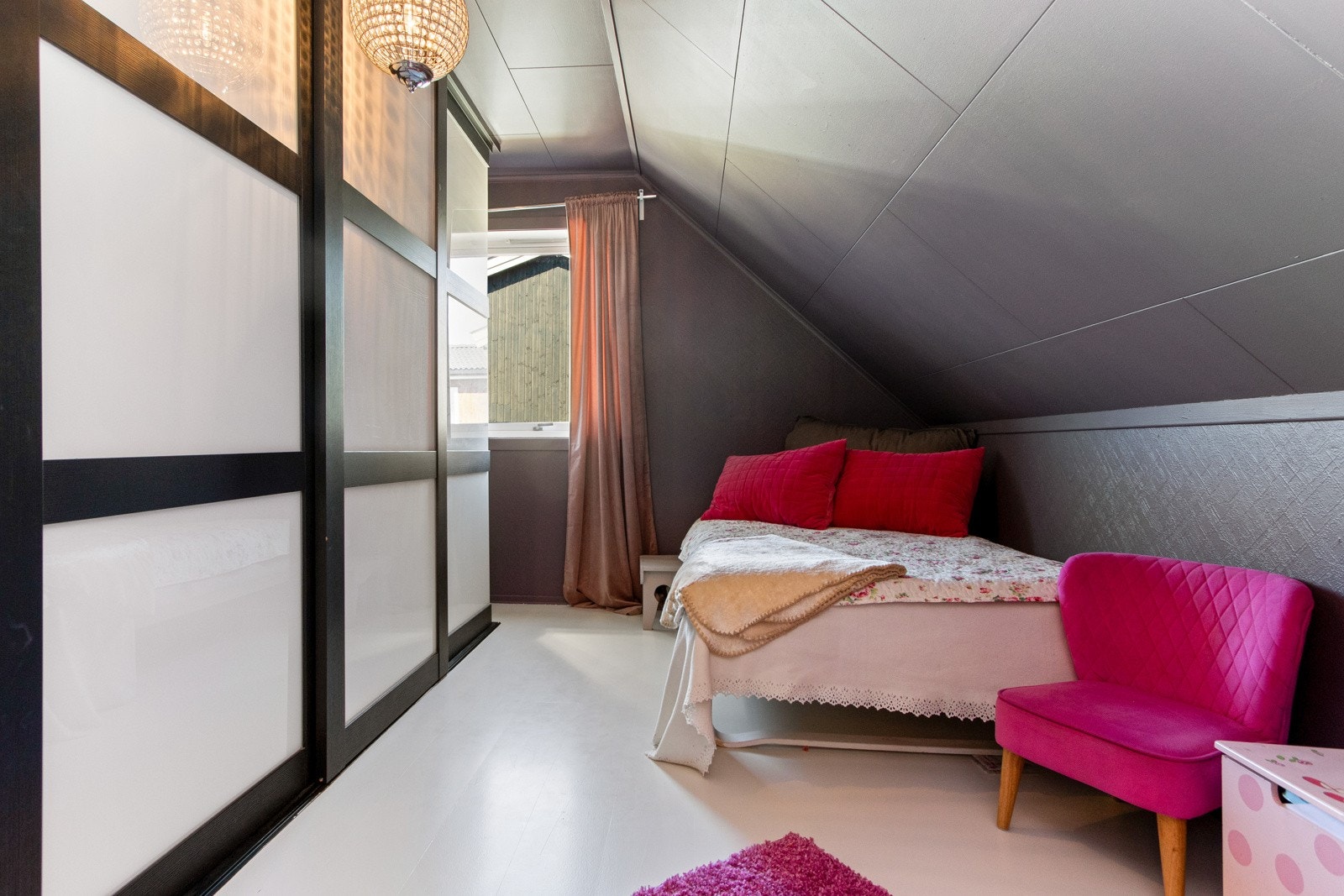 Alle soverom har skyvedørsgarderober. Galleribilde