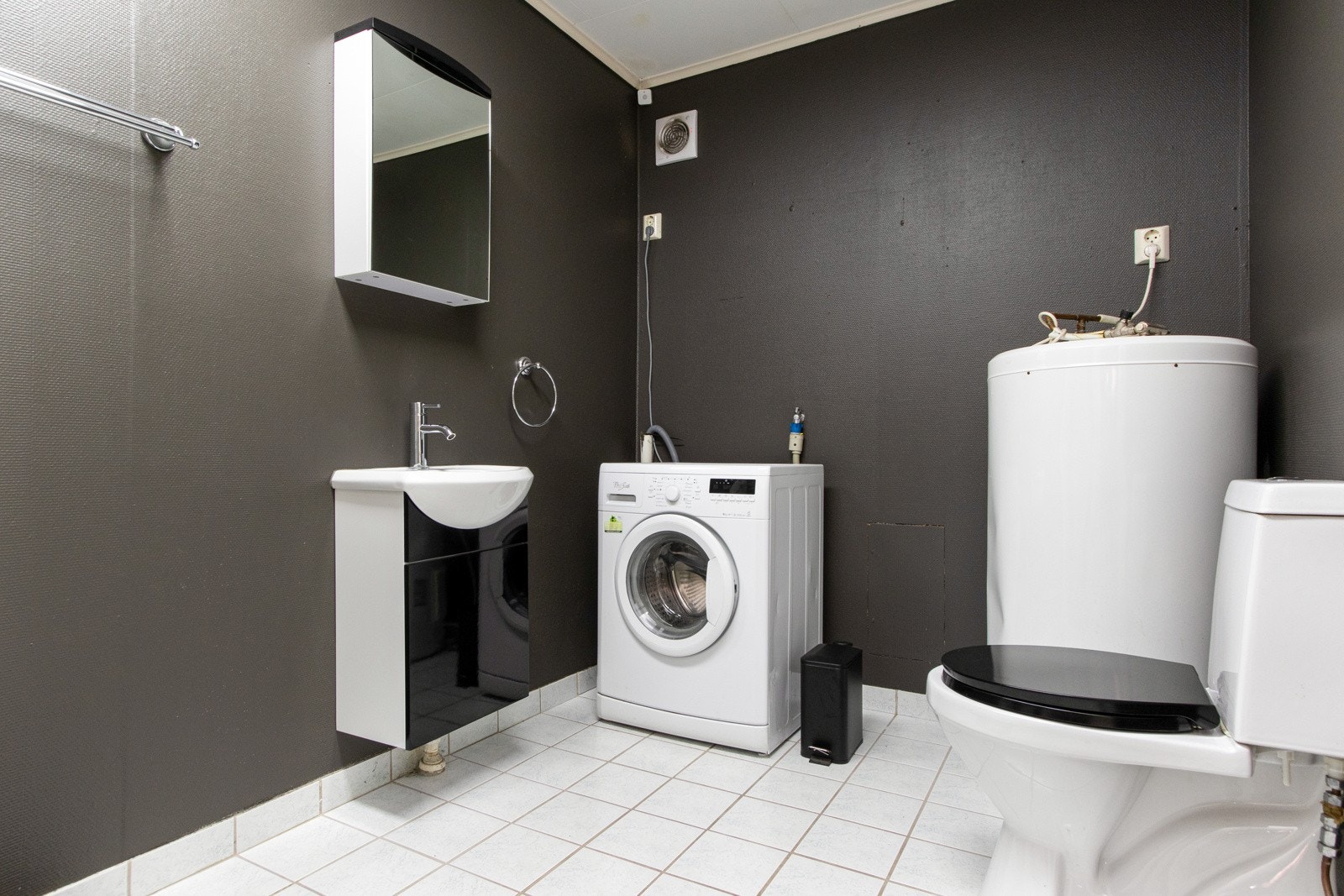 Badet ble i 2022 oppgradert med ny innredning, bestående av et sort servantskap med tilhørende speilskap. Galleribilde