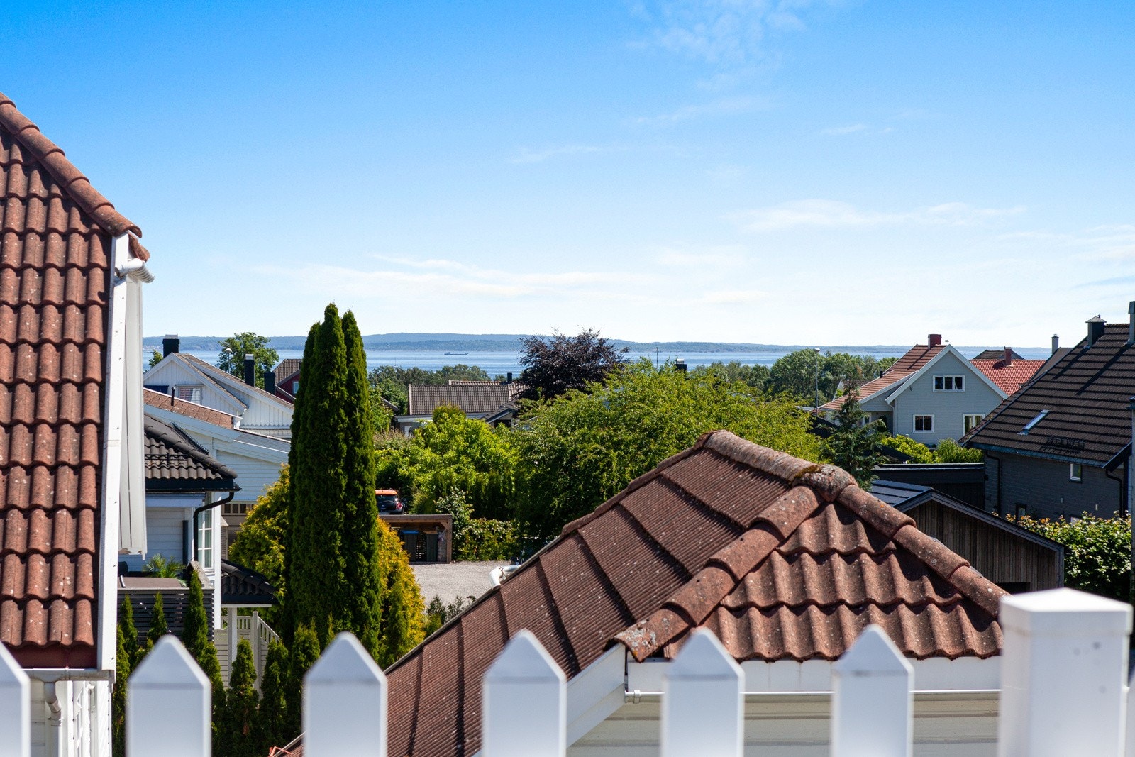 Balkongene måler ca. 24 kvm til sammen, og den største har nydelig utsikt over sjøen og den vakre skjærgården i det fjerne. Galleribilde