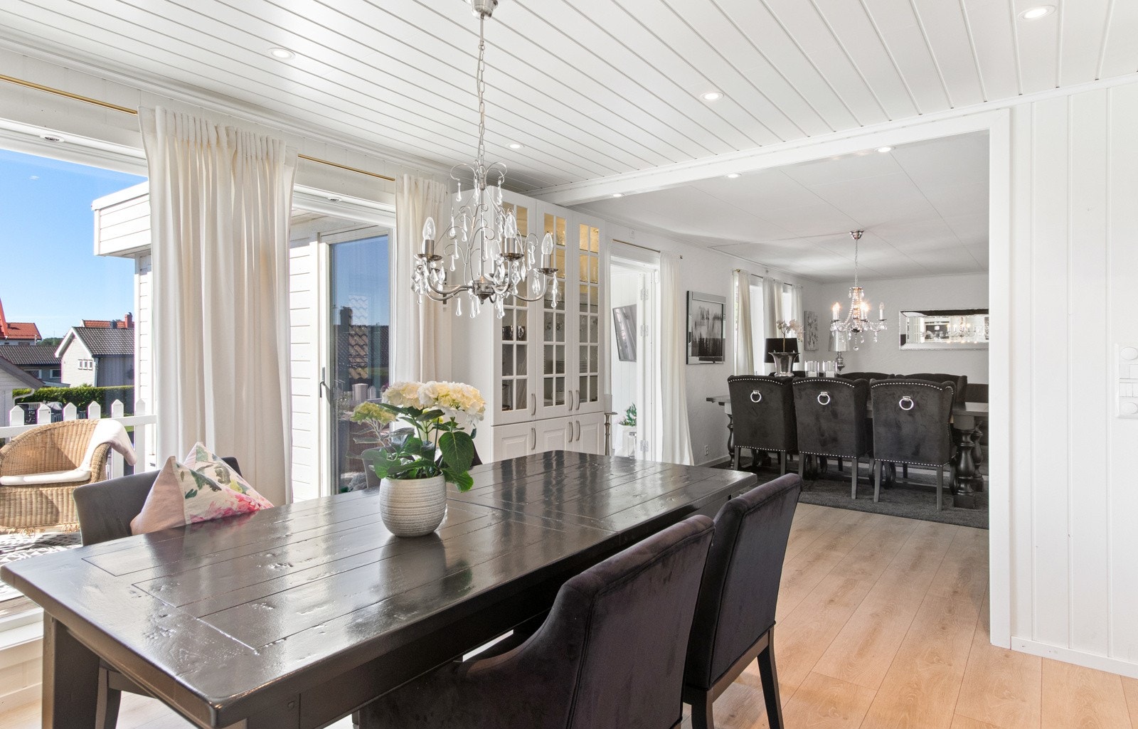 Her samles venner og familie for hyggelige måltider rundt et langbord. Galleribilde