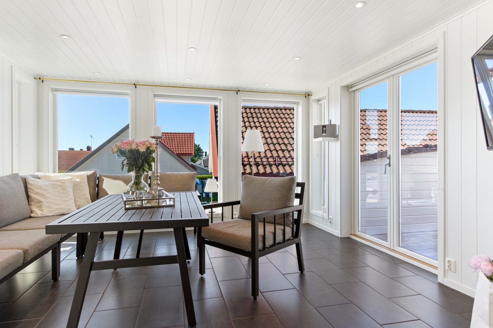 Den andre stuen oppleves som en herlig vinterhage, med flislagt gulv, downlights og varmekabler. Galleribilde