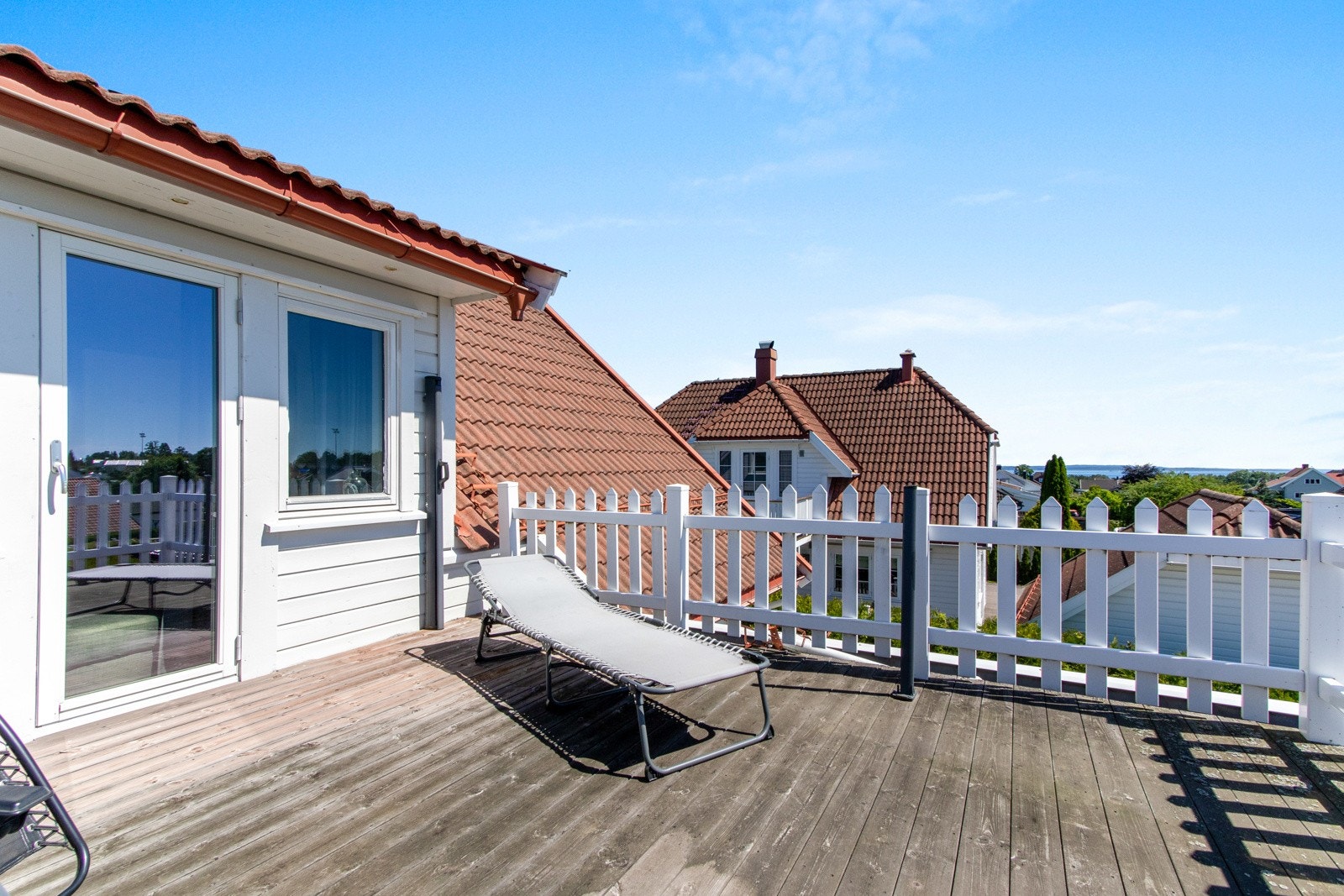 Sommerdagene tilbringes også på to balkonger ved loftstuen og hovedsoverommet. Galleribilde