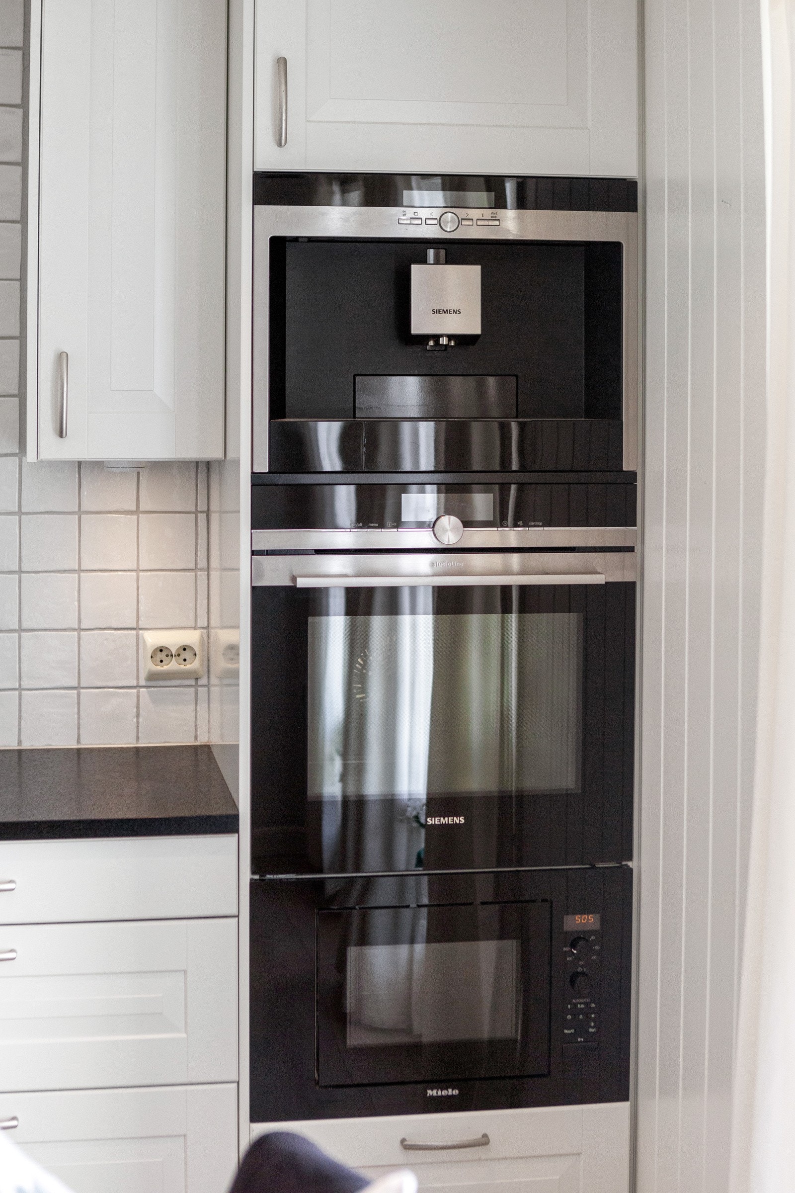 Hvitevarene er integrert i innredningen, bestående av platetopp, stekeovn, kjøleskap, kaffemaskin, mikrobølgeovn og oppvaskmaskin. Galleribilde