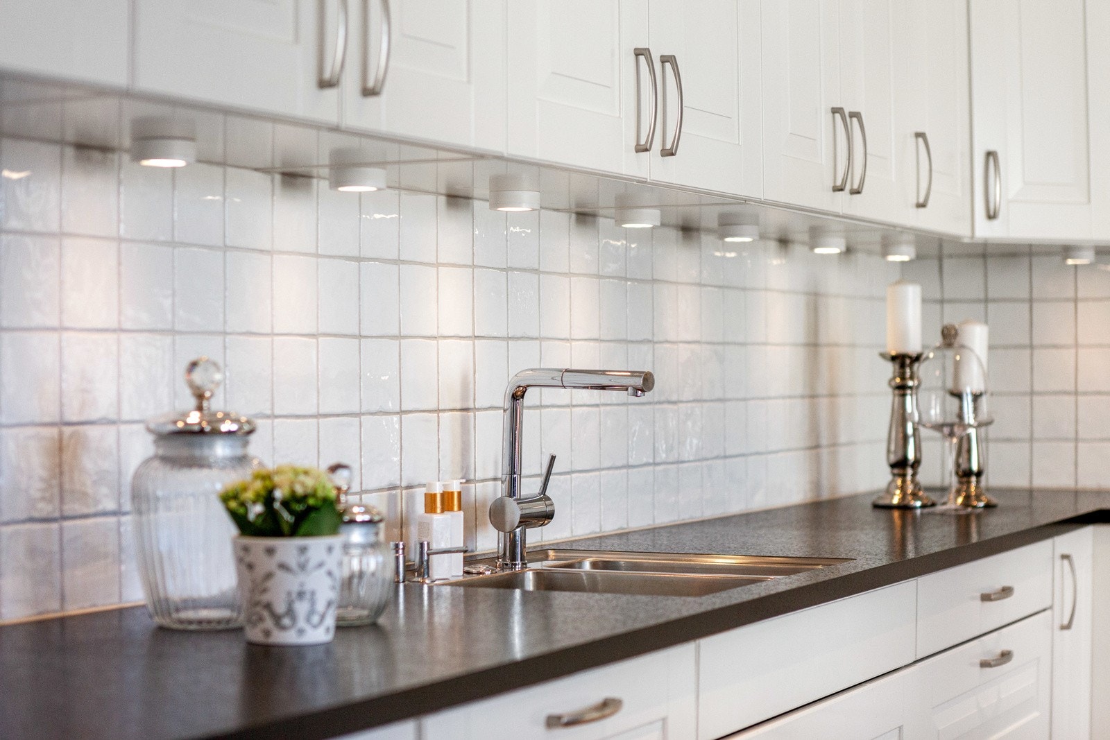 I tillegg er det elektrisk skuff til avfallssortering (avfallskvern) og pop-up stikkontakt i kjøkkenbenken. Det er også støvsuger i list. Galleribilde