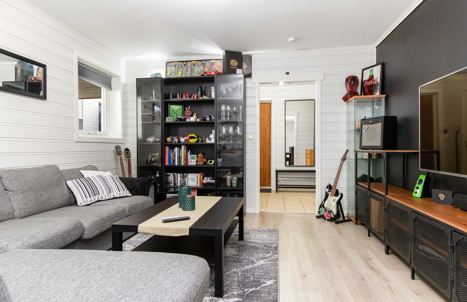 Stuen og kjøkkenet ligger i åpen løsning, med 1-stavs laminatgulv, varmekabler og plass til spisebord. Galleribilde