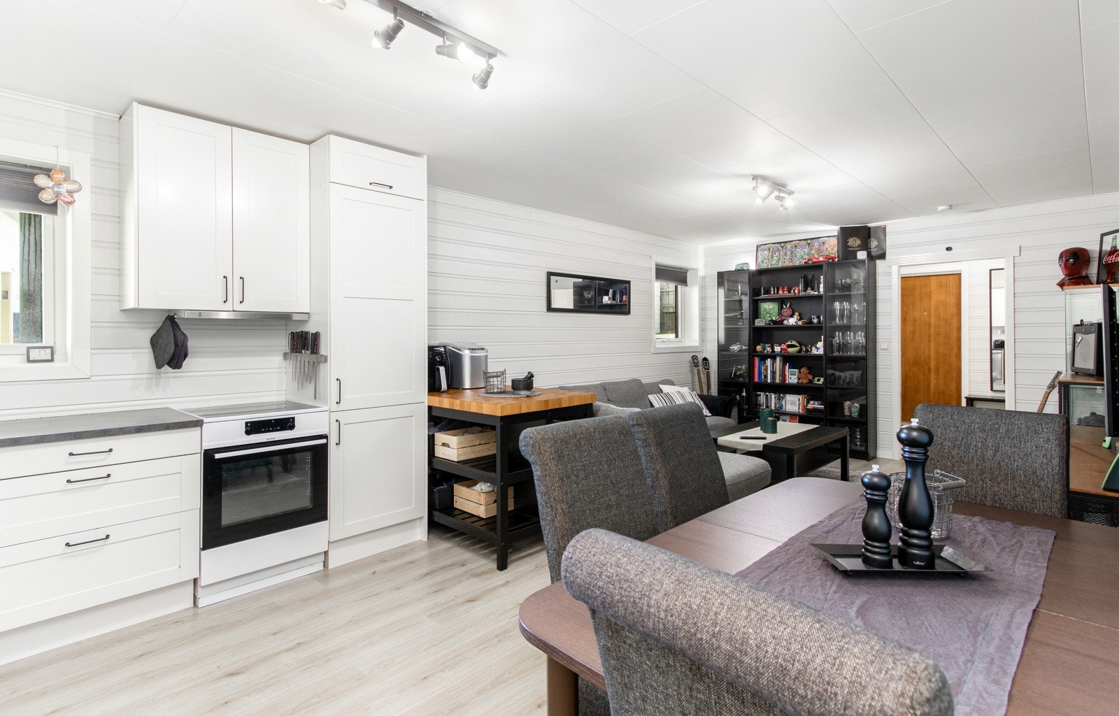 Kjøkkeninnredningen er fra 2019, med hvite, profilerte fronter og oppvaskkum nedfelt i benkeplate av laminat. Galleribilde