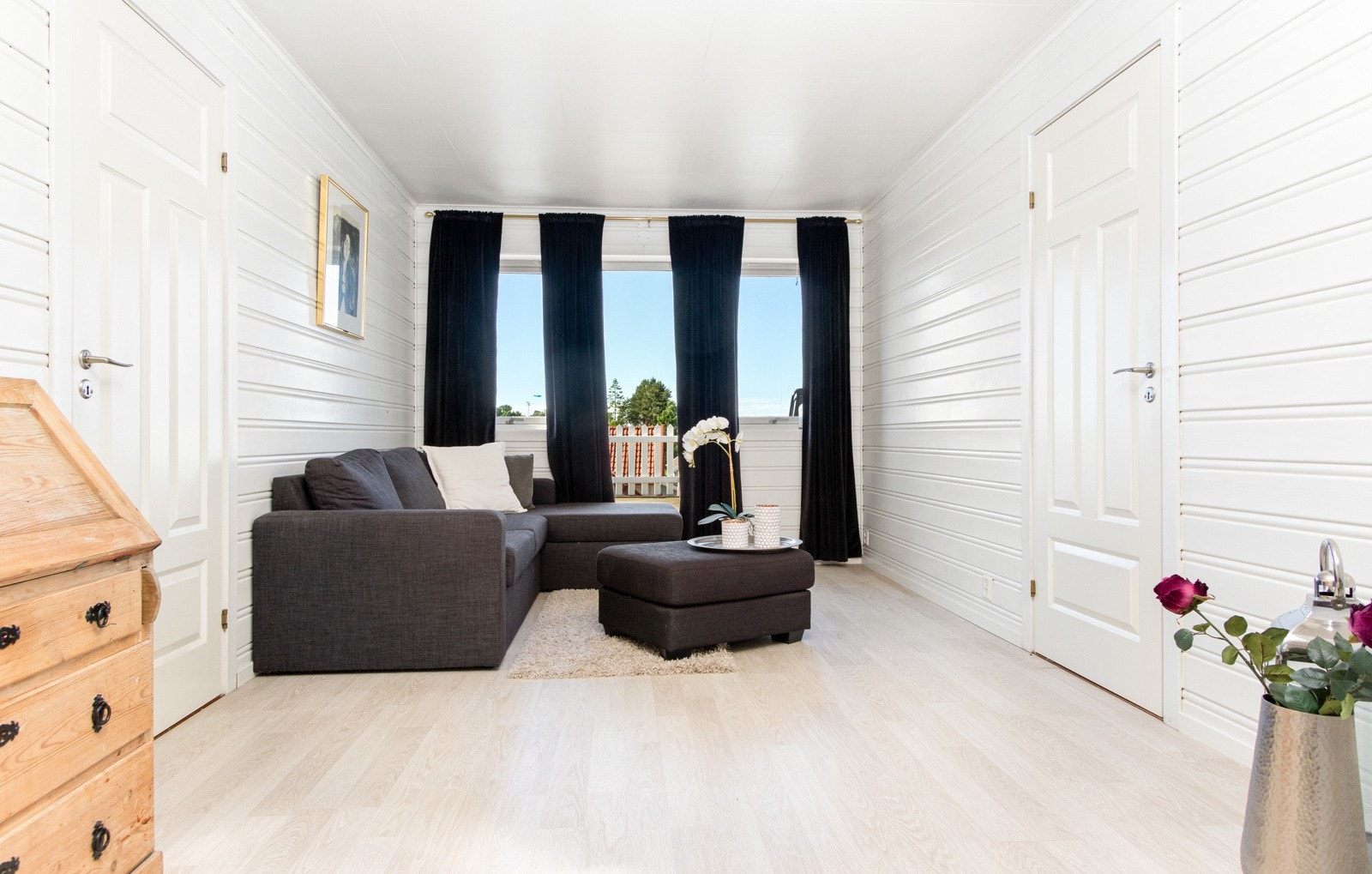 I andre etasje har boligen en kjærkommen stue med utgang til den stor balkong. Galleribilde