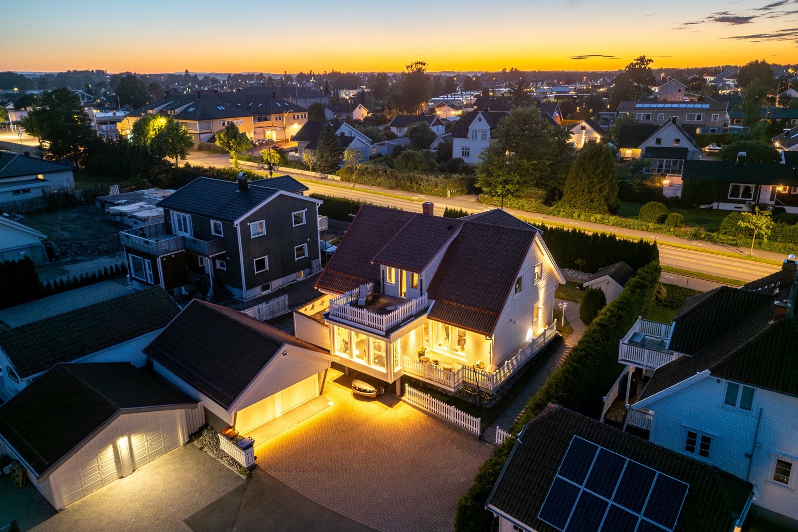 Valløveien 79B er en stor og innholdsrik enebolig over tre plan, med godkjent utleiedel i underetasjen. Galleribilde