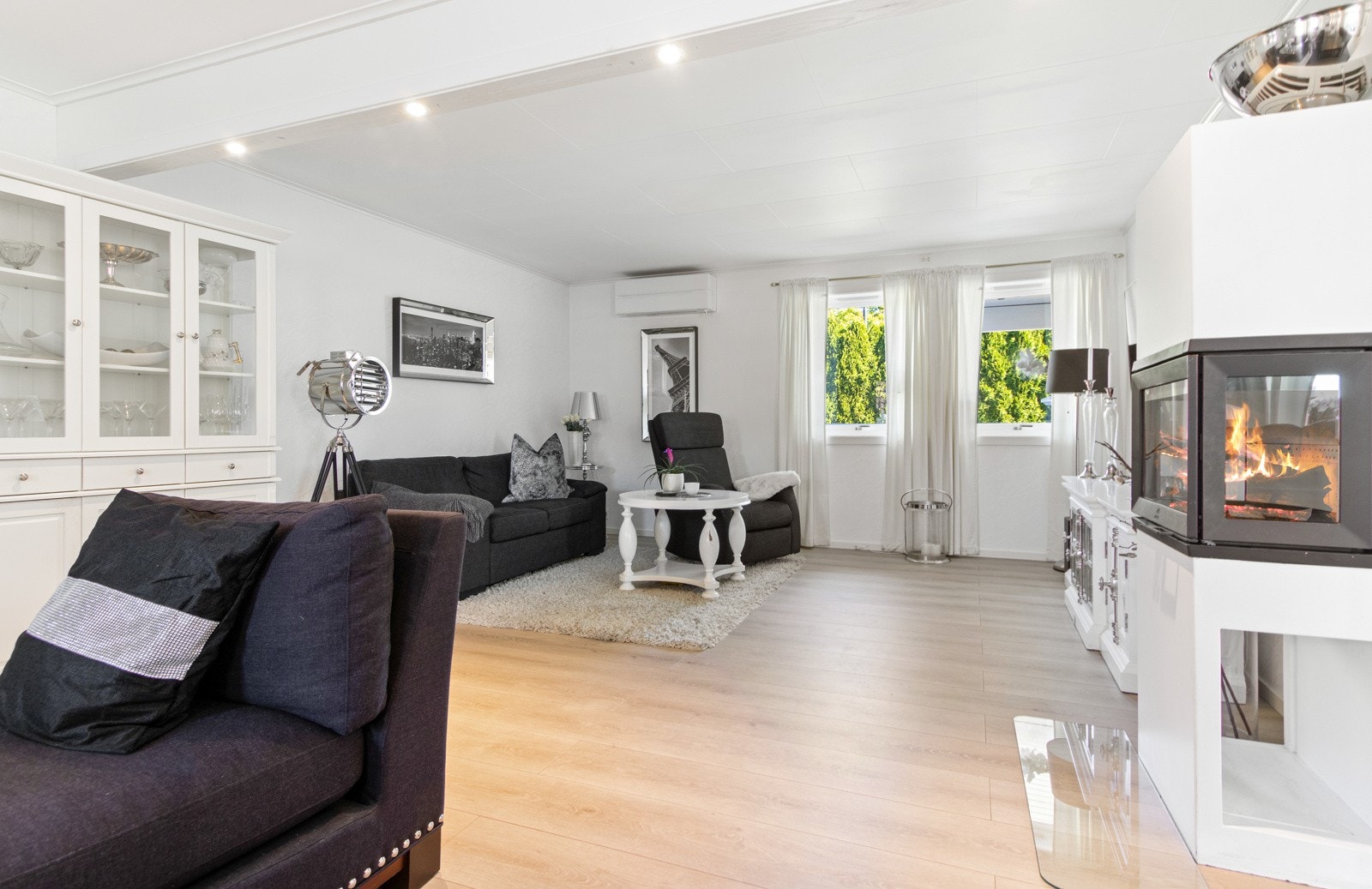 Hovedstuen er et stort og meget pent oppholdsrom for hele familien, med klart avdelte soner og fint gjennomlys via vinduer på begge sider av rommet. Galleribilde