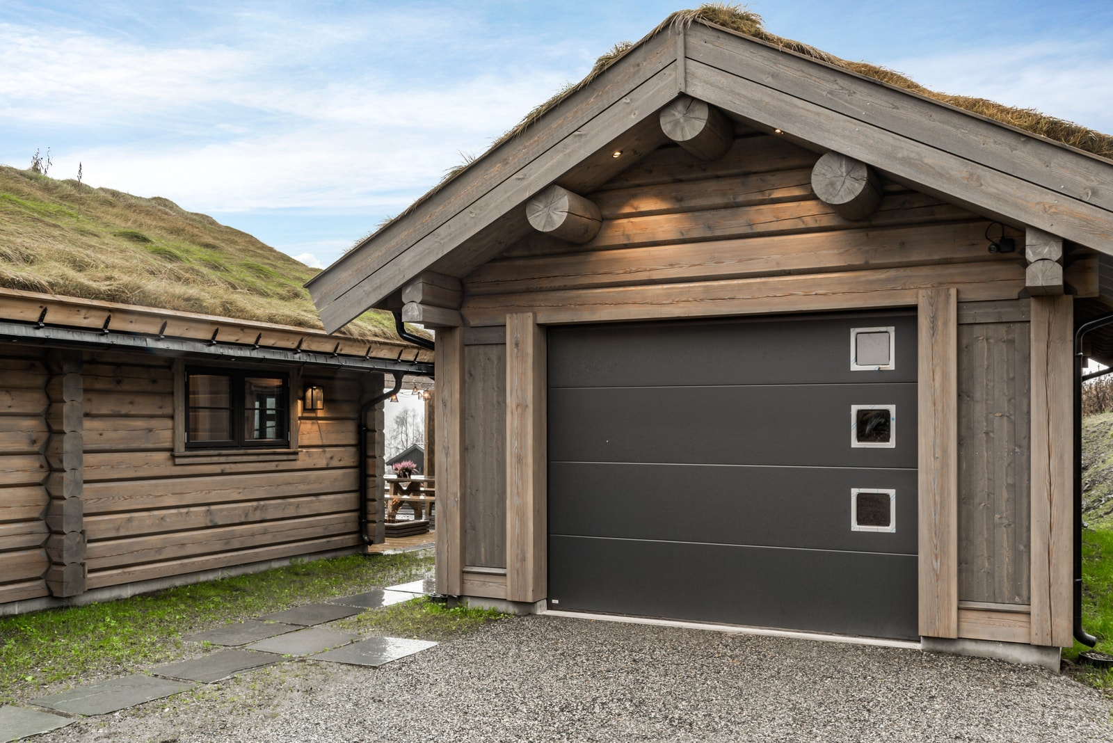 Isolert garasje med oppvarmet bod Galleribilde