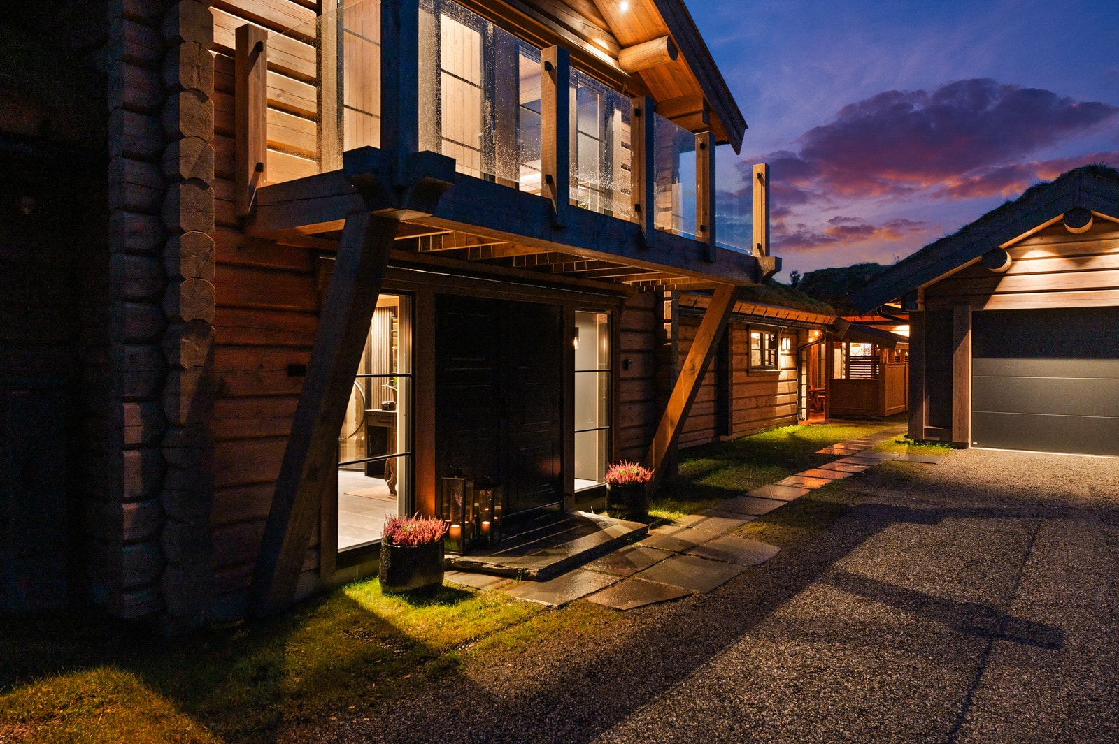 Fasade inngangsparti hytte kveldstid Galleribilde