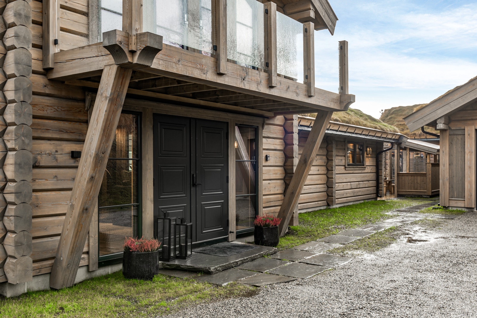 Fasade inngangsparti hytte dagtid Galleribilde