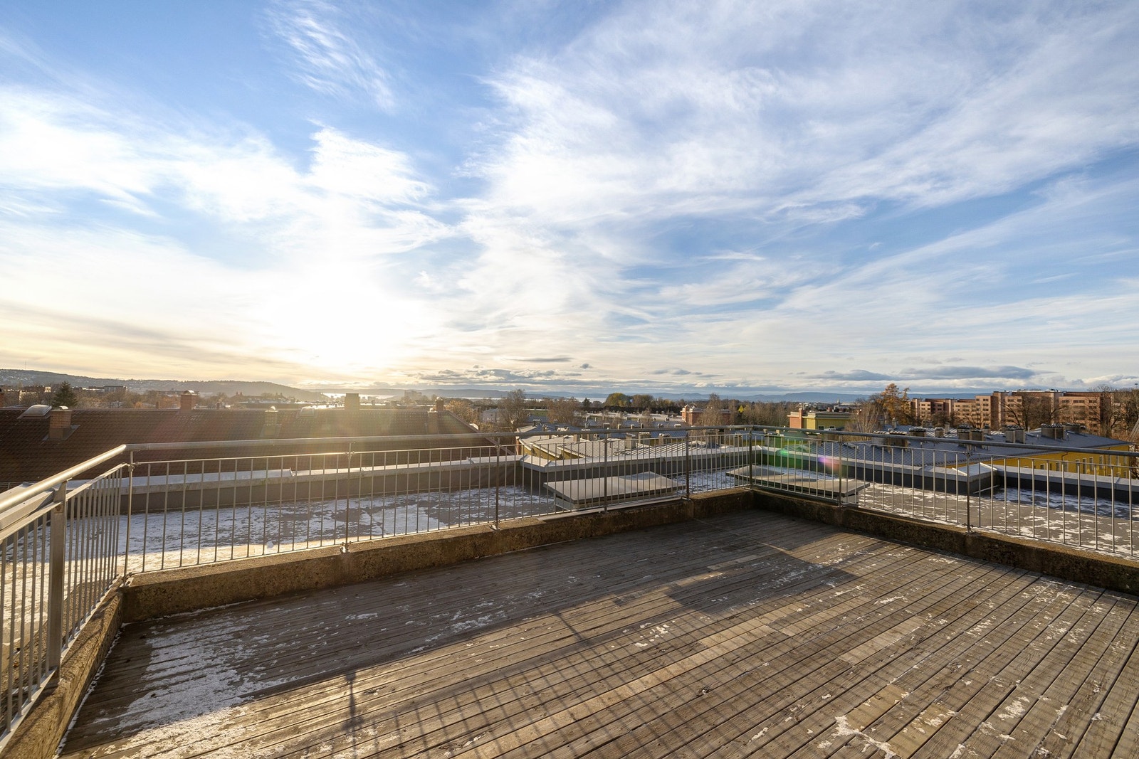 En stor felles takterrasse med flott utsikt over Oslo by. I tillegg har beboerne tilgang til felles badstue. Galleribilde