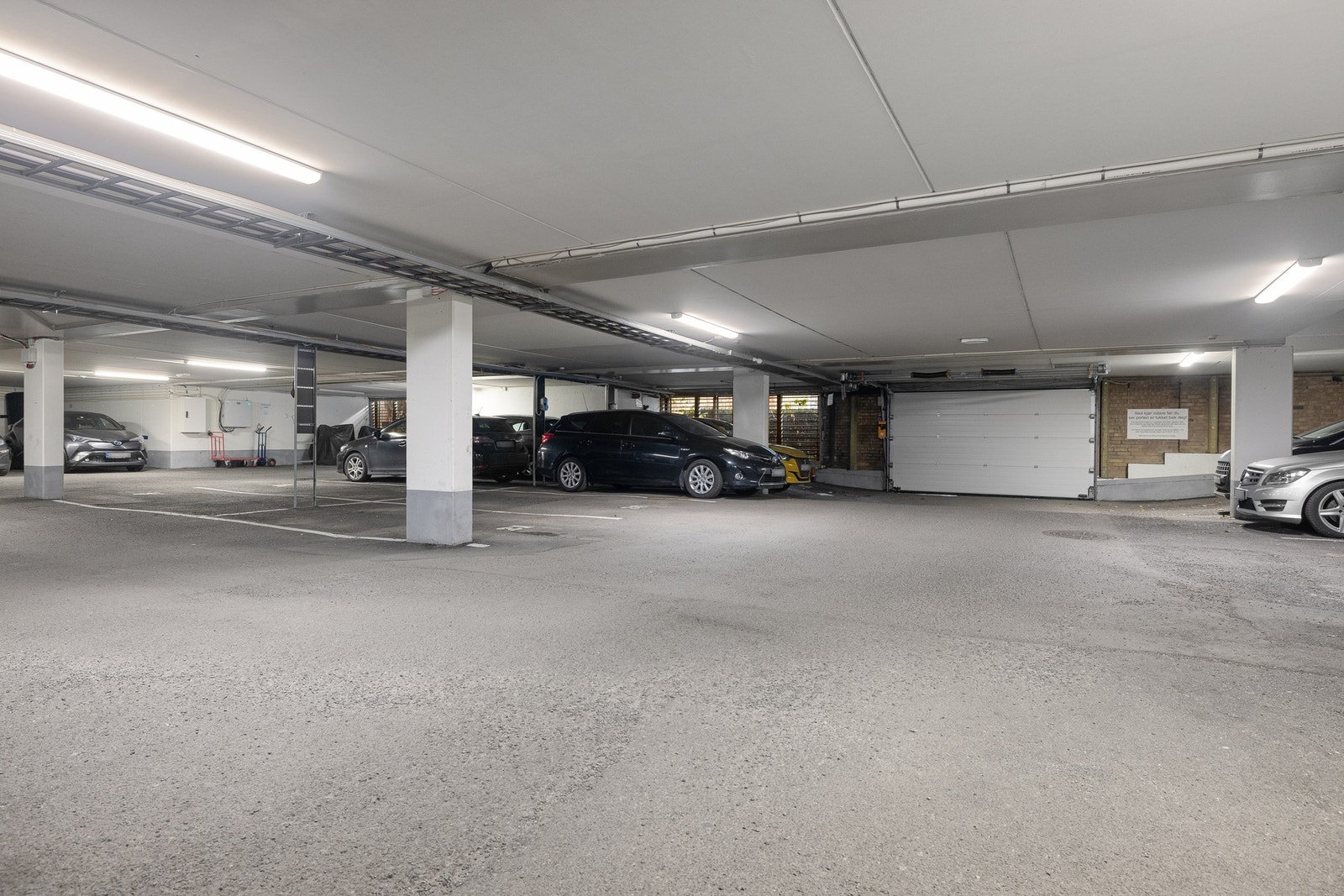 Muligheter for leie av garasjeplass i garasjeannlegg, samt sykkelparkering med direkte heisadkomst. Galleribilde