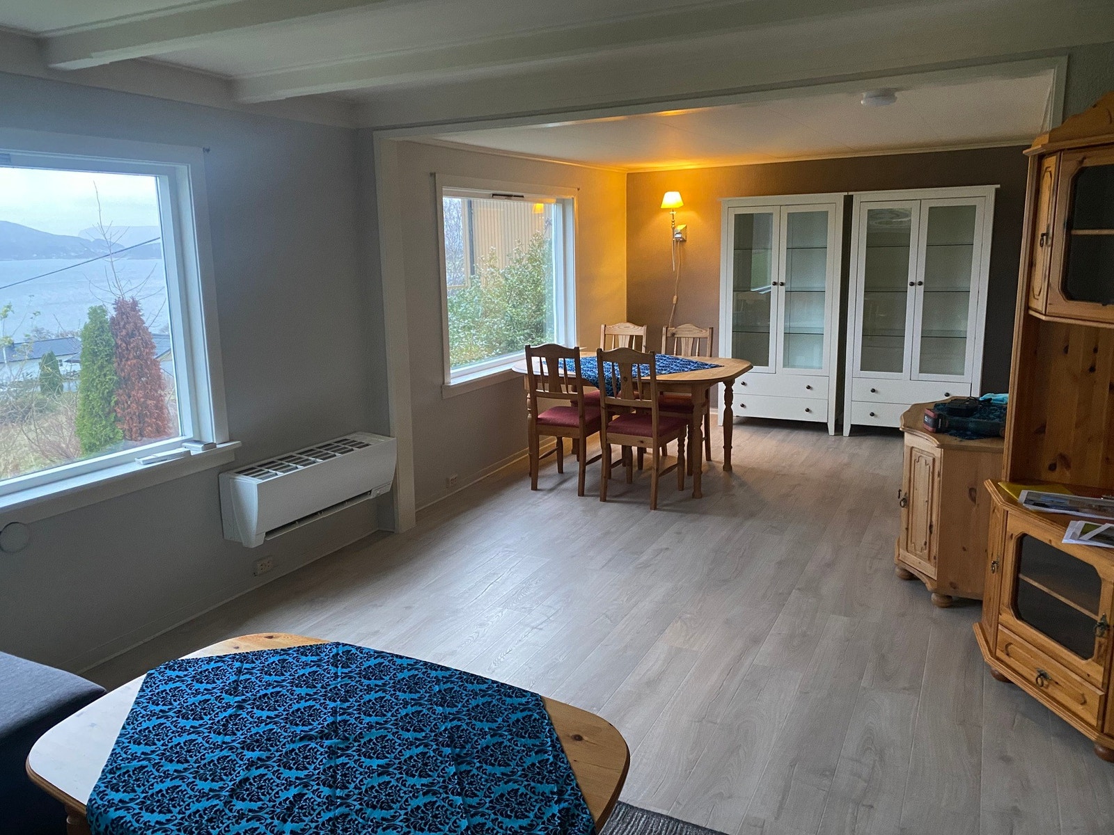 Stue med varmepumpe til oppvarming. Galleribilde