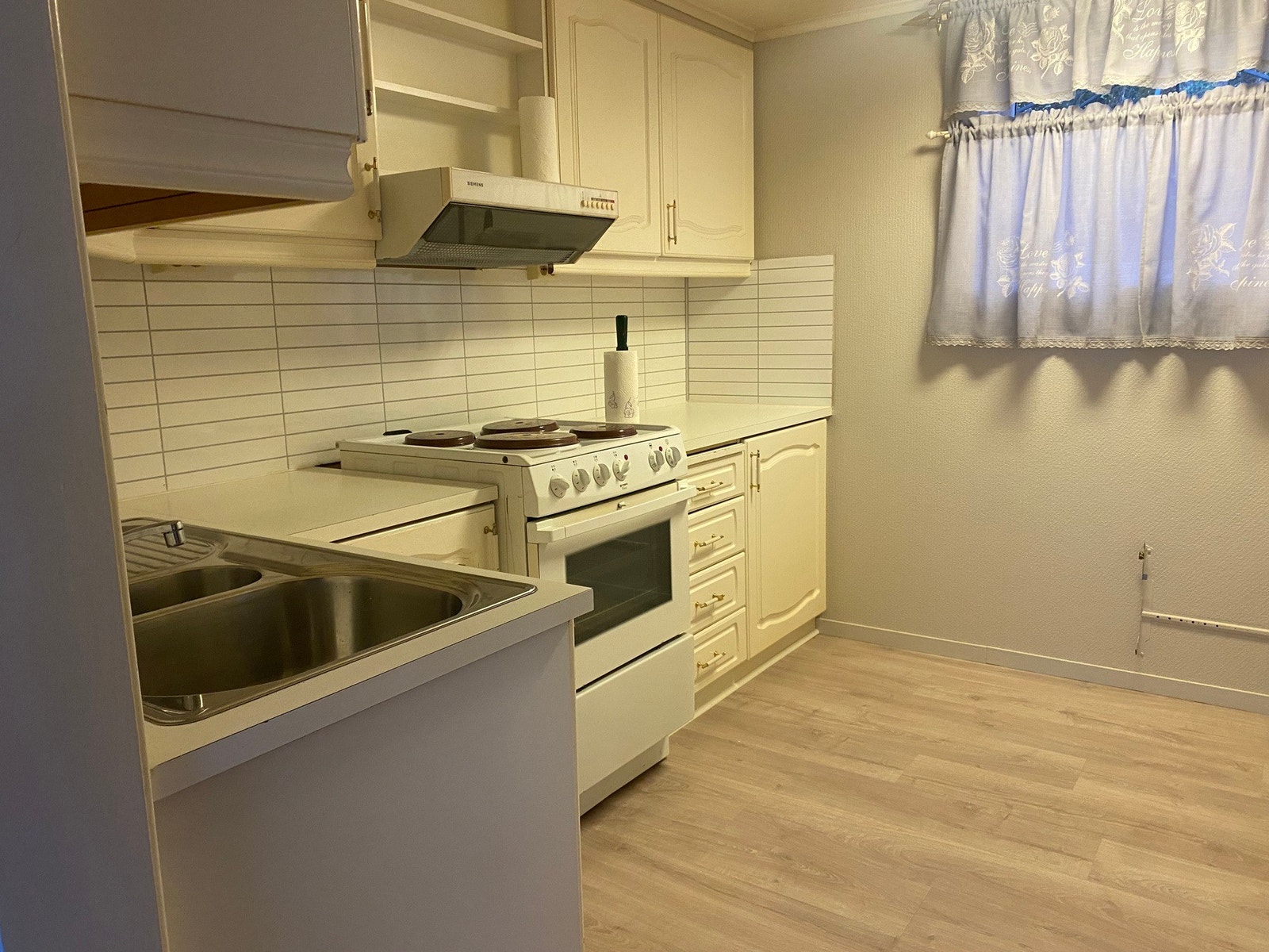 Nytt gulv på kjøkkenet. Galleribilde