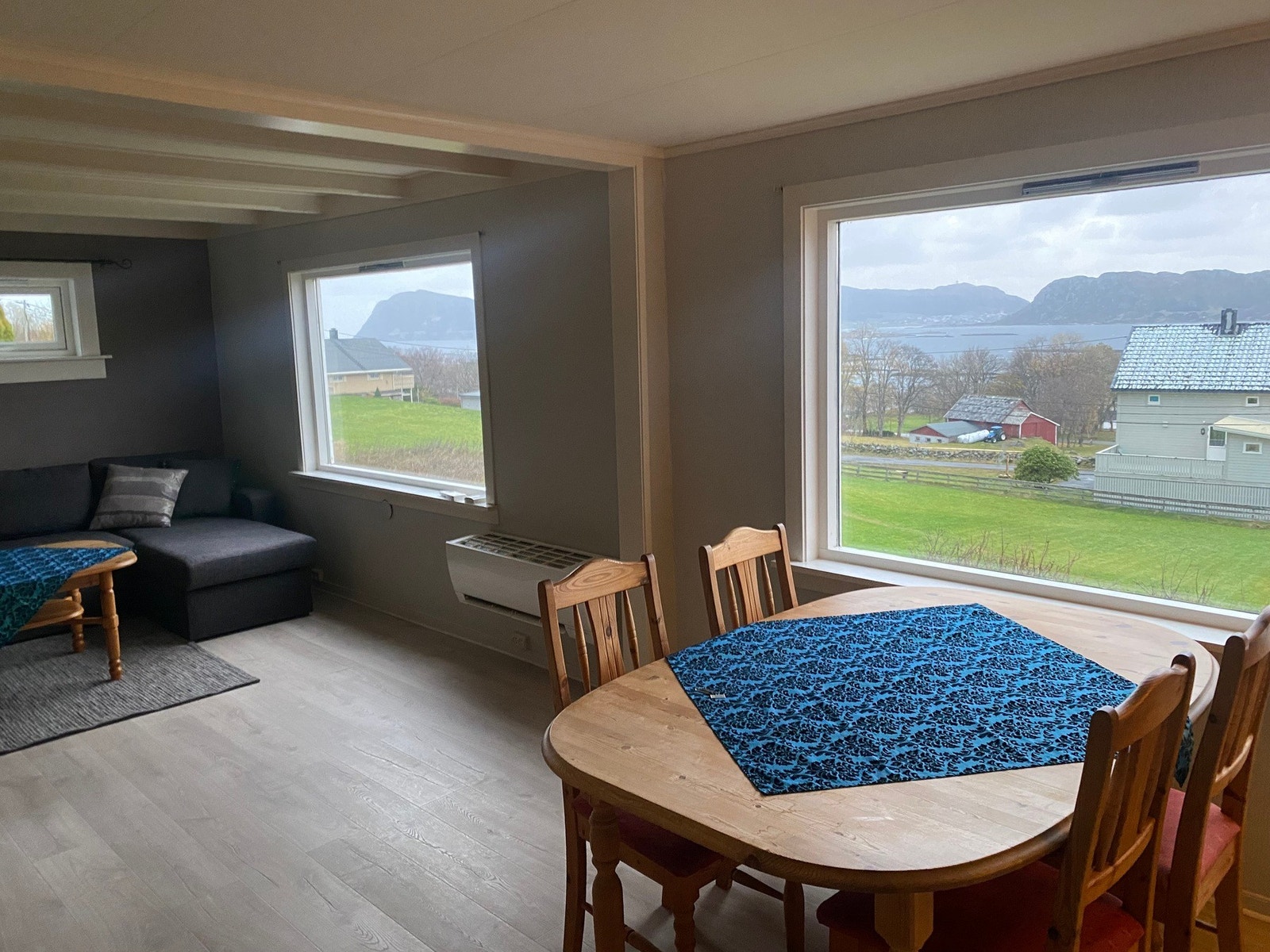 Stue med store vinduer som gir godt med lysinnslipp. Galleribilde