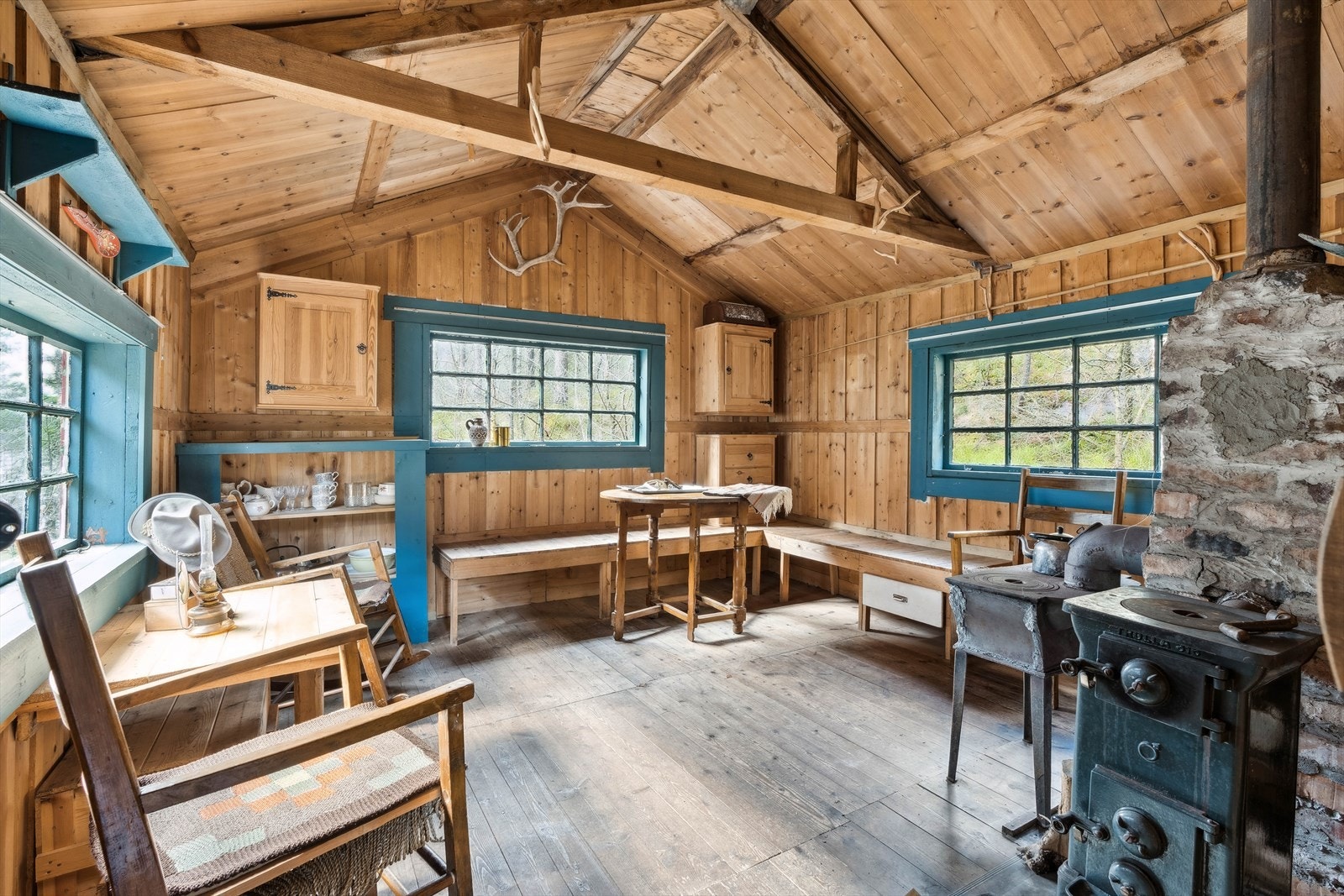 Det er montert to vedovner i stuen. Begge har fyrings forbud. Galleribilde